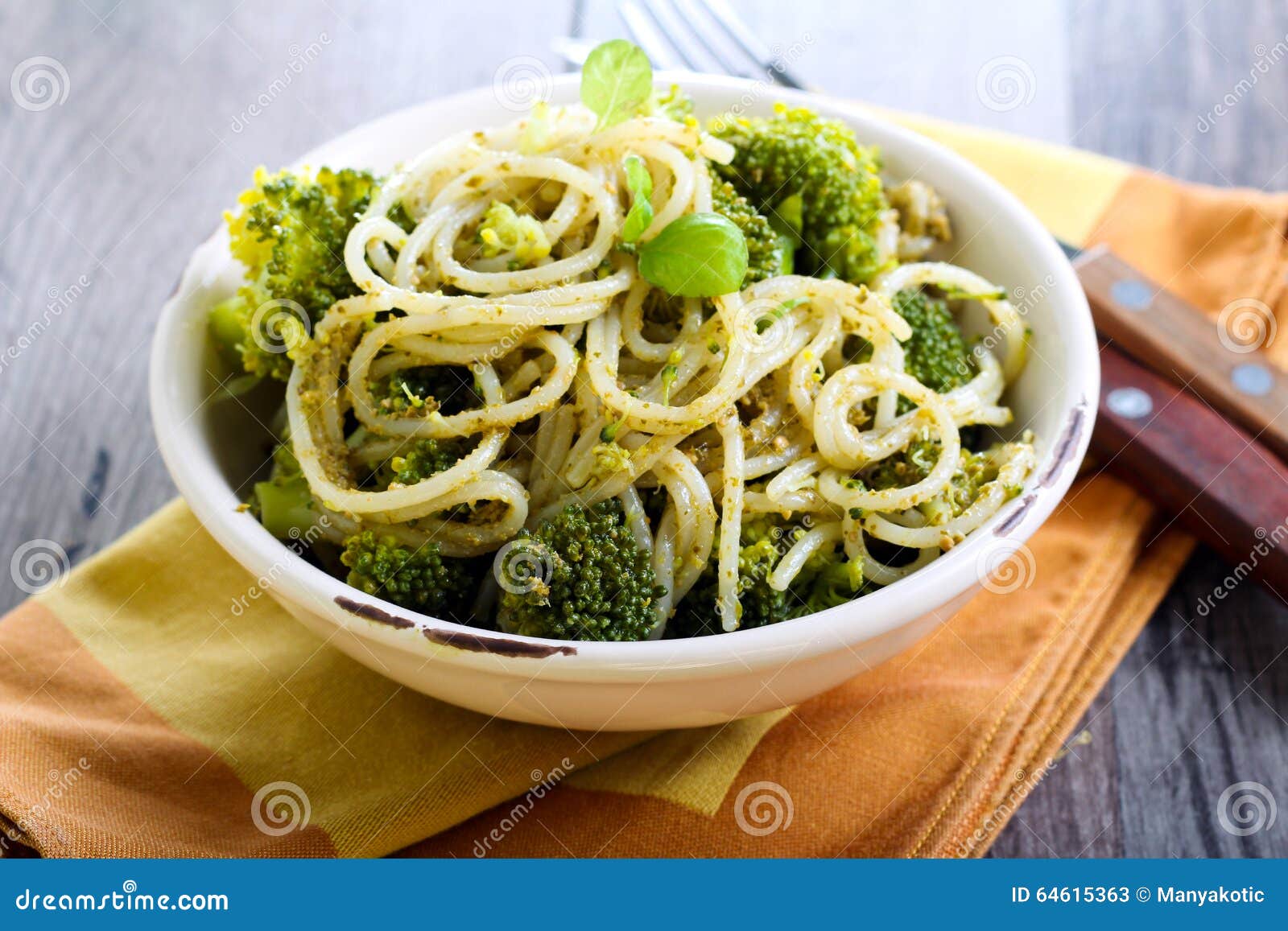 Pasta Di Pesto Con I Broccoli Immagine Stock Immagine di pasticceria
