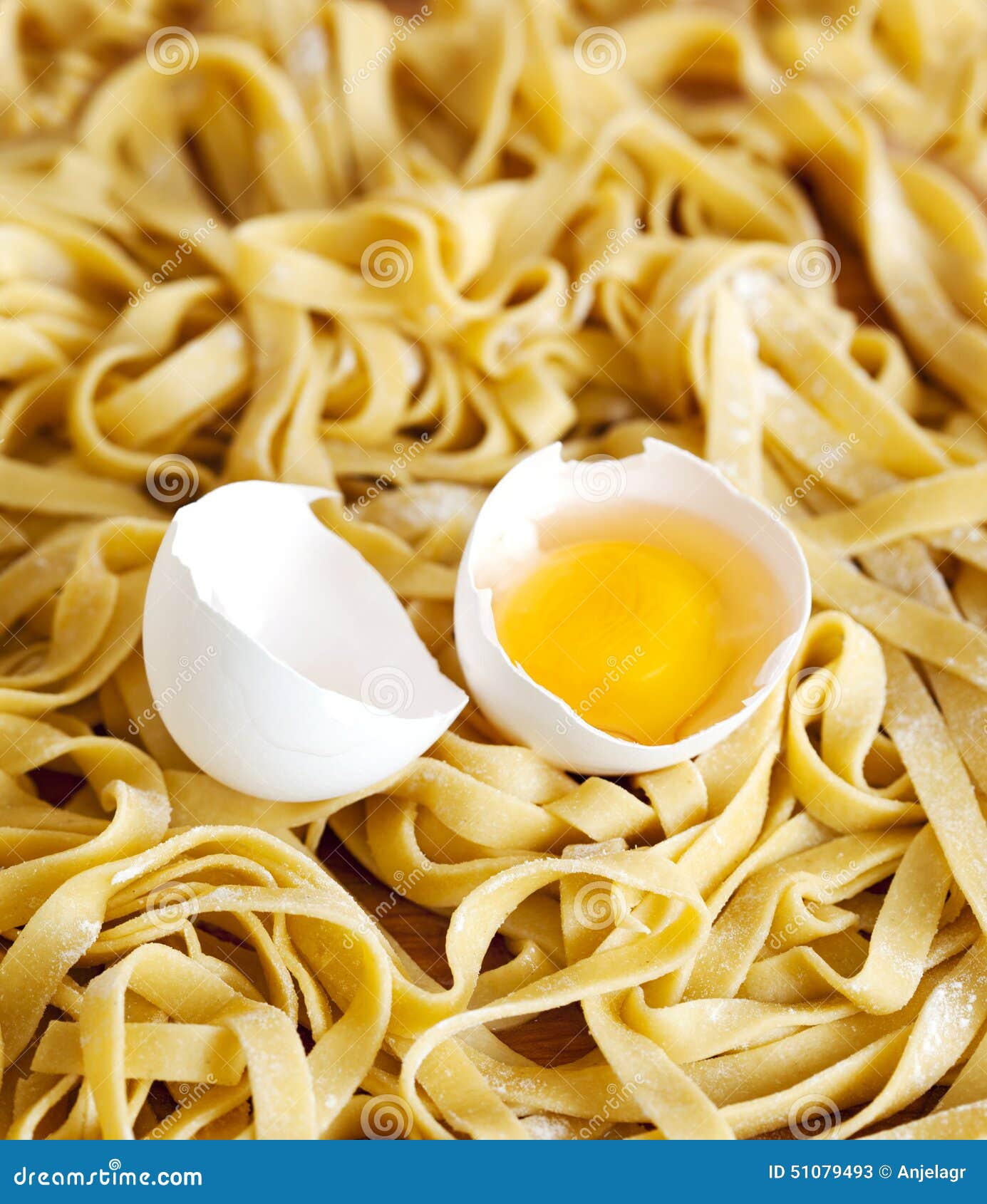 Pasta fresca dell'uovo immagine stock. Immagine di preparisi 51079493