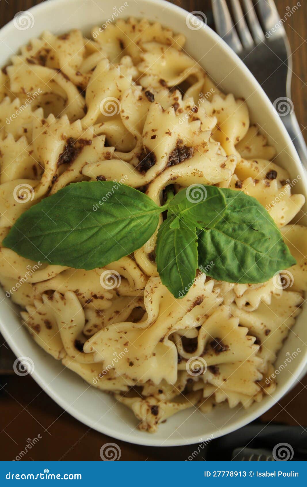 Övre sikt av pasta med pestosås med ny basilika