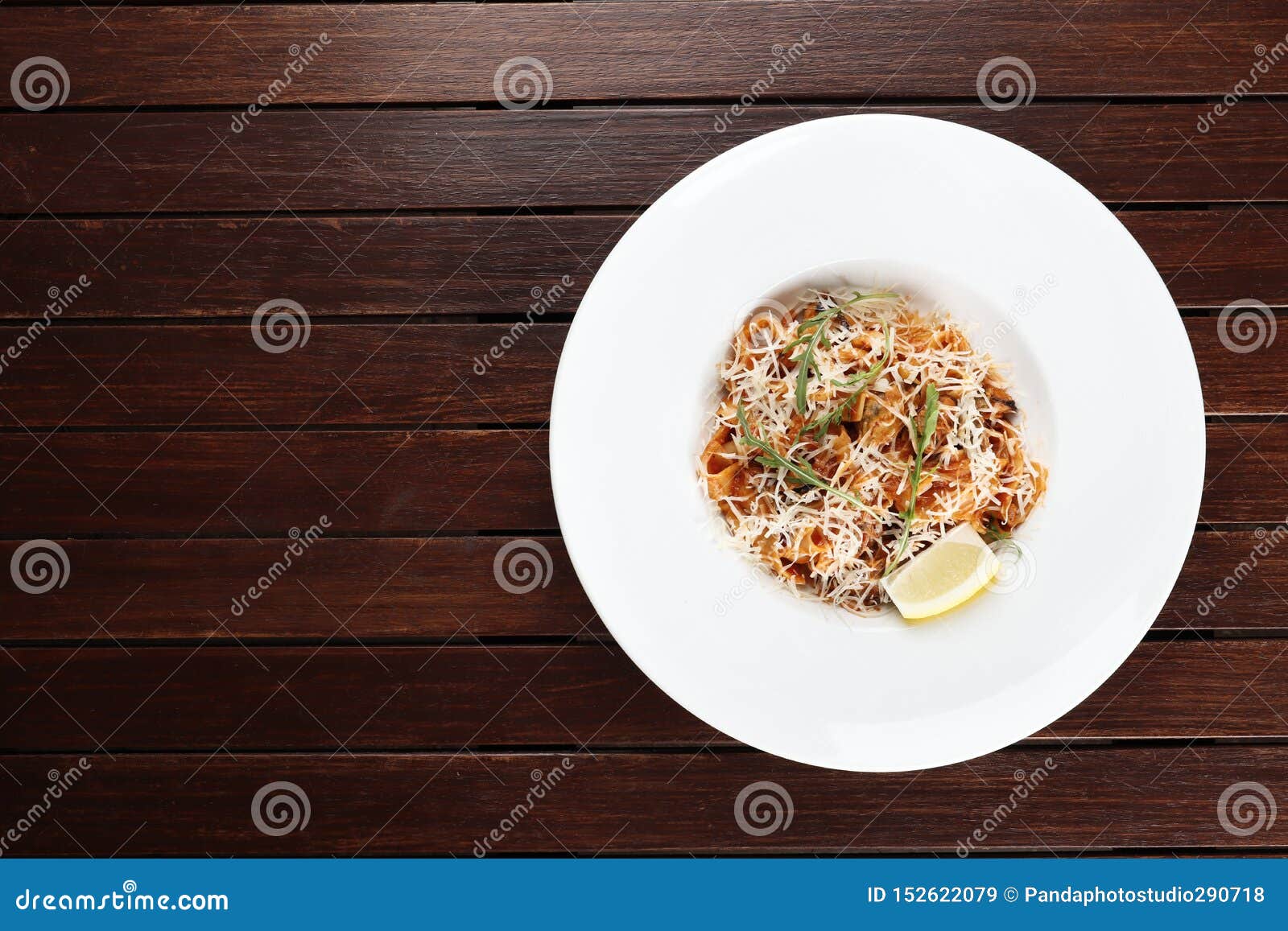 Pasta med skaldjur- och parmesanost finns på en träbakgrund ovanf?r sikt