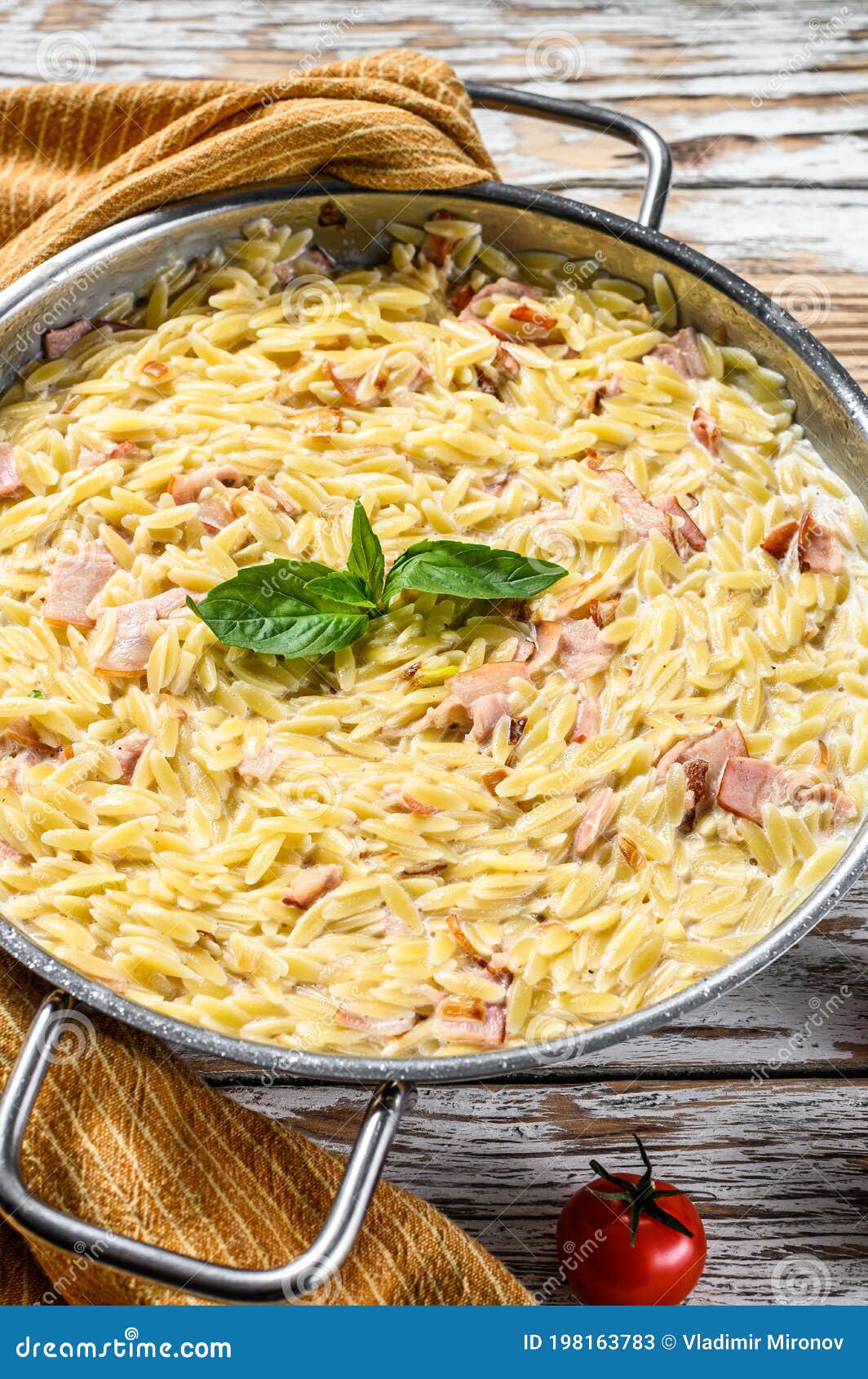 Pasta Orzo Italiano. Receta Con Beicon Con Salsa Crema Y Albahaca. Risoni  Preparado. Fondo Blanco De Madera. Vista Superior Imagen de archivo -  Imagen de receta, alimento: 198163783