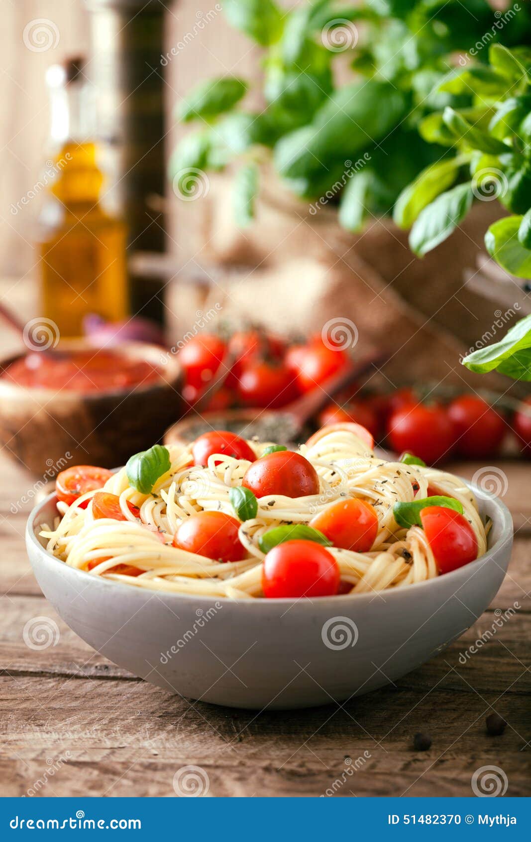 Cocina italiana Pastas con aceite de oliva, ajo, albahaca y tomates Espaguetis con los tomates