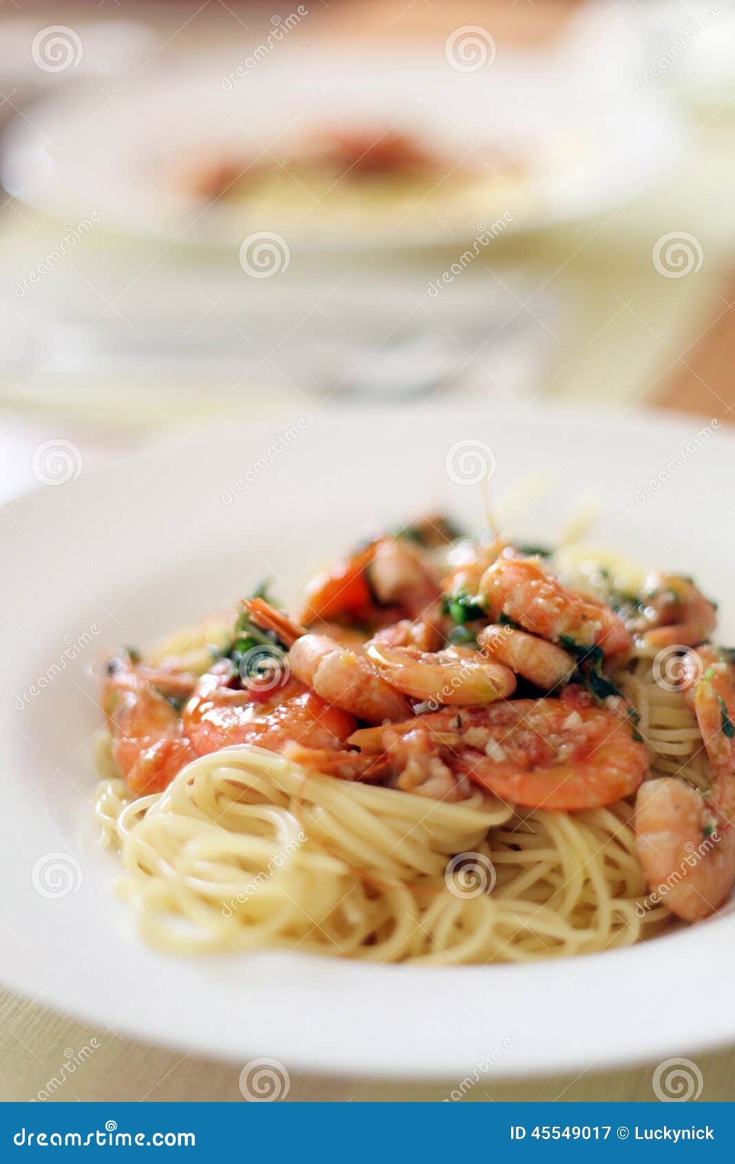 Pastas con el camarón. Camarón con las pastas, la salsa de tomate y la albahaca