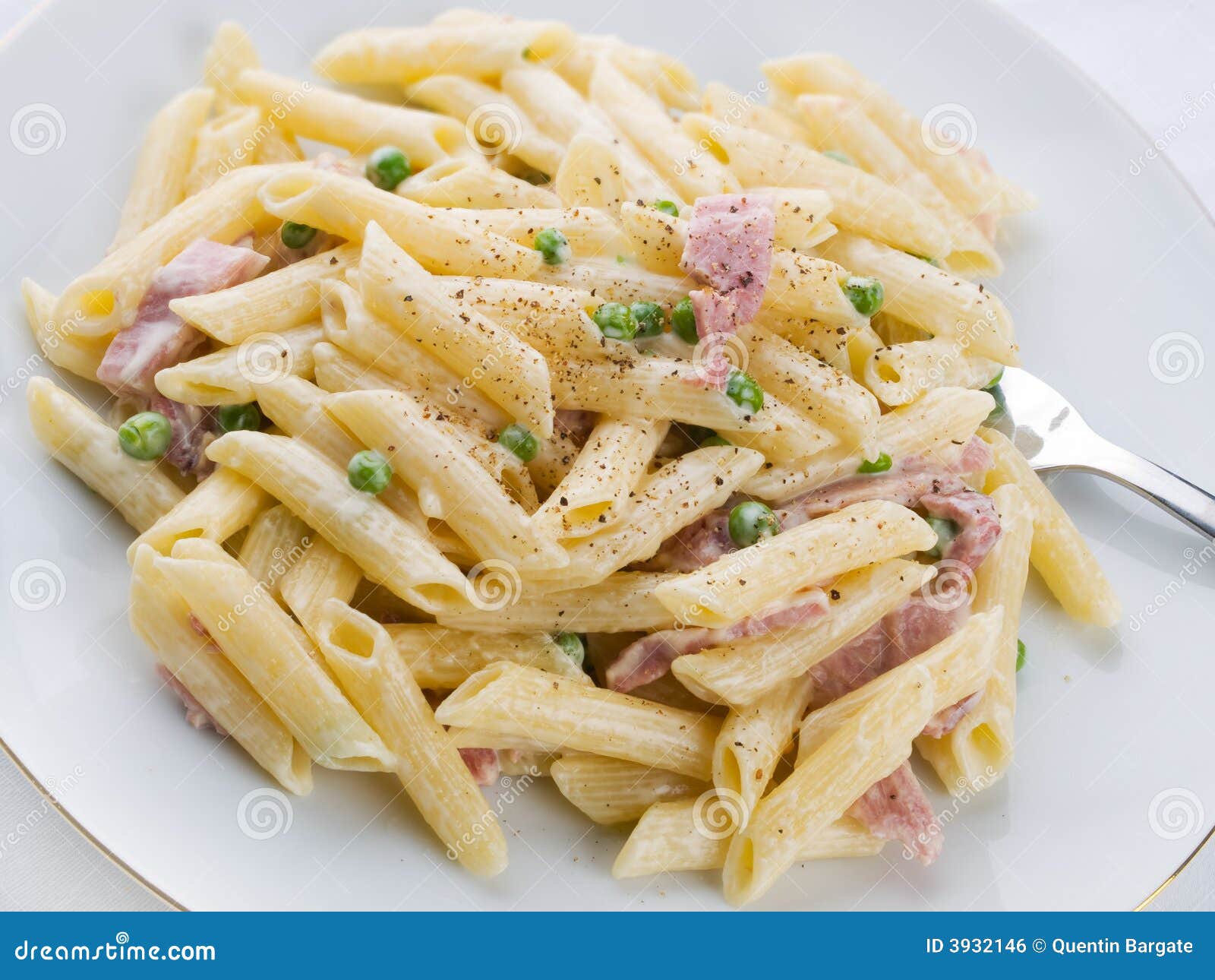 Pastas Con El Jamón Y La Crema Foto de archivo Imagen de guisantes