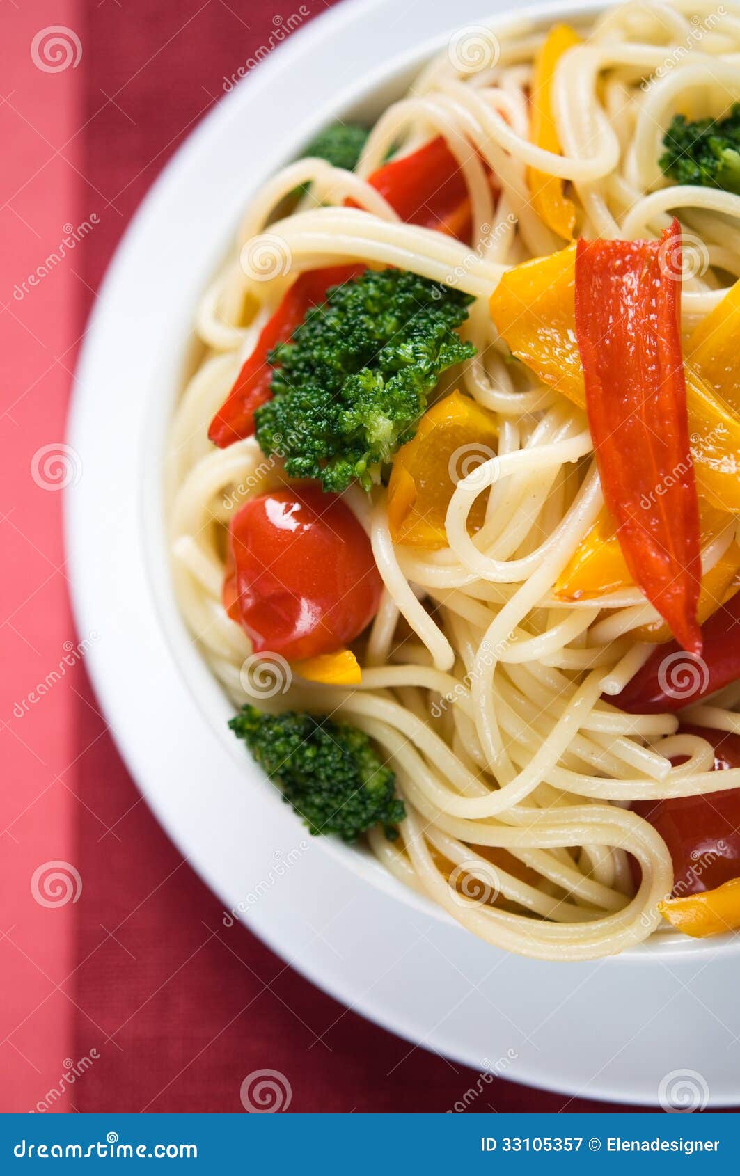 Pastas con las verduras coloridas, visión superior