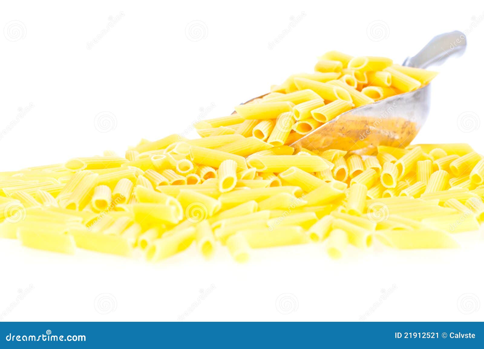 Pastas De Penne Que Fluyen De Una Cucharada Imagen de archivo Imagen