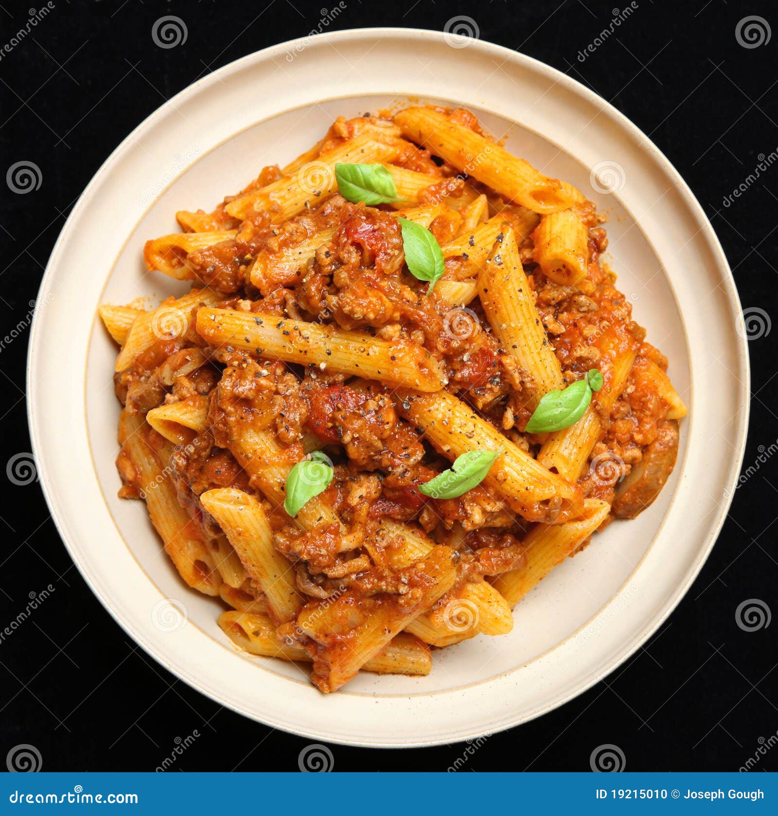 Pastas De Rigatoni Con La Salsa Boloñesa Foto de archivo Imagen de