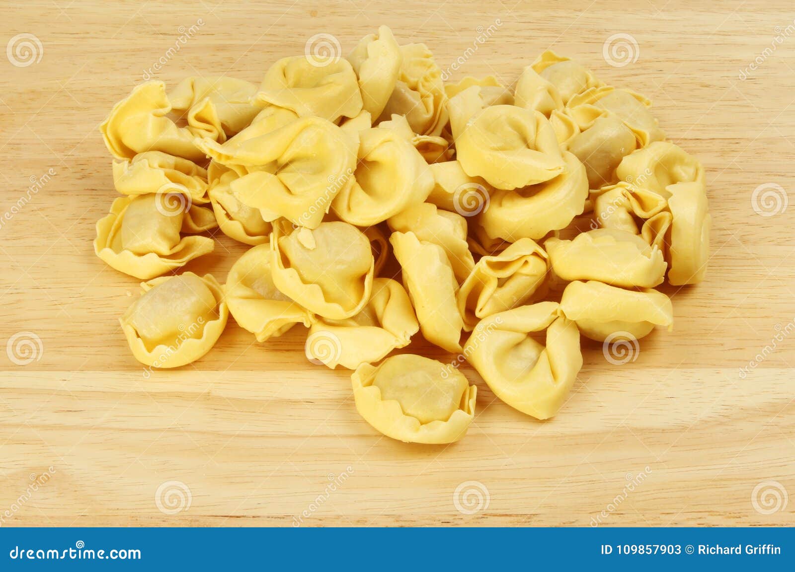 Pastas De Tortelloni En Un Tablero Imagen de archivo Imagen de pastas