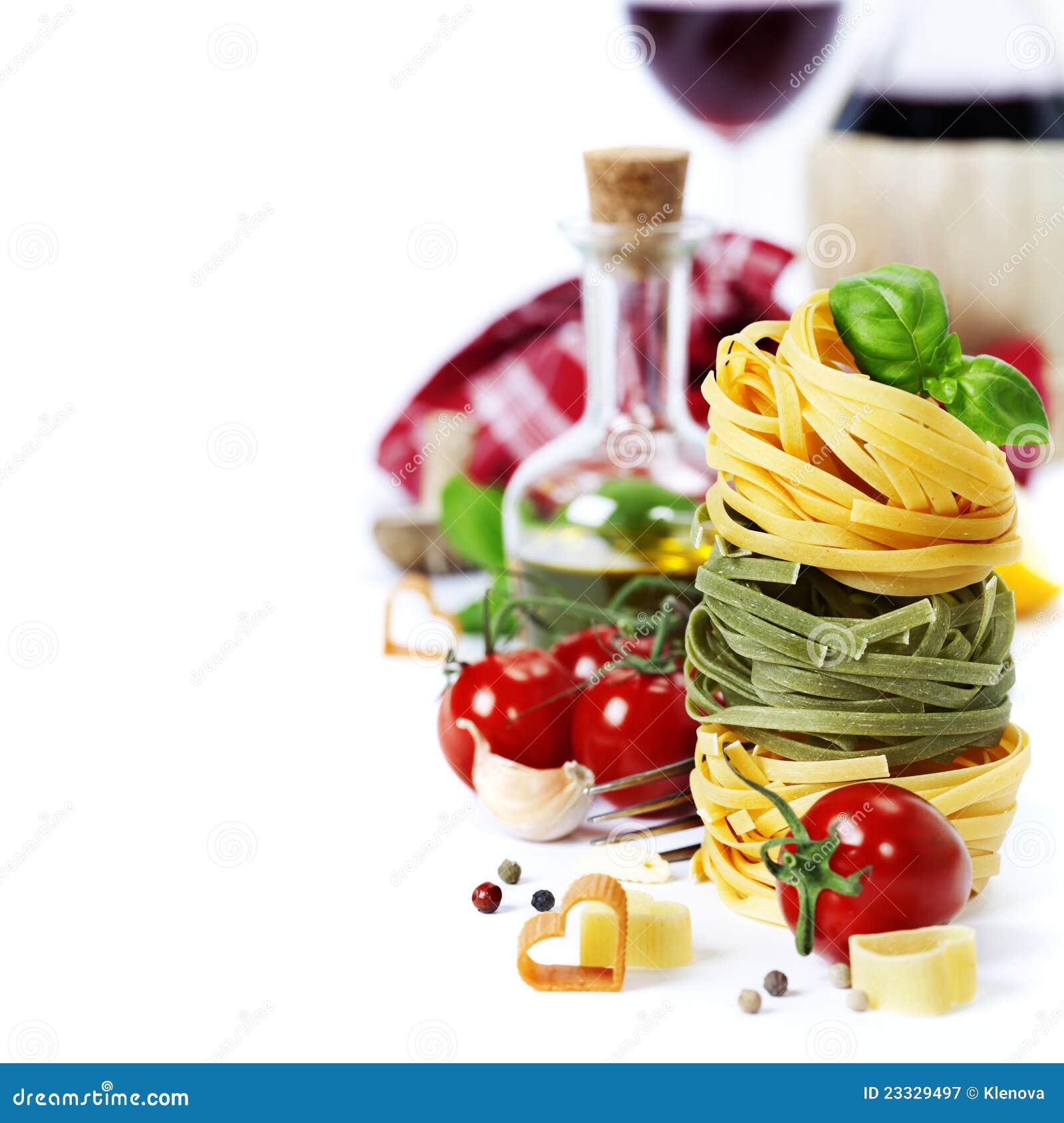 Pastas y vino italianos imagen de archivo. Imagen de crudo 23329497