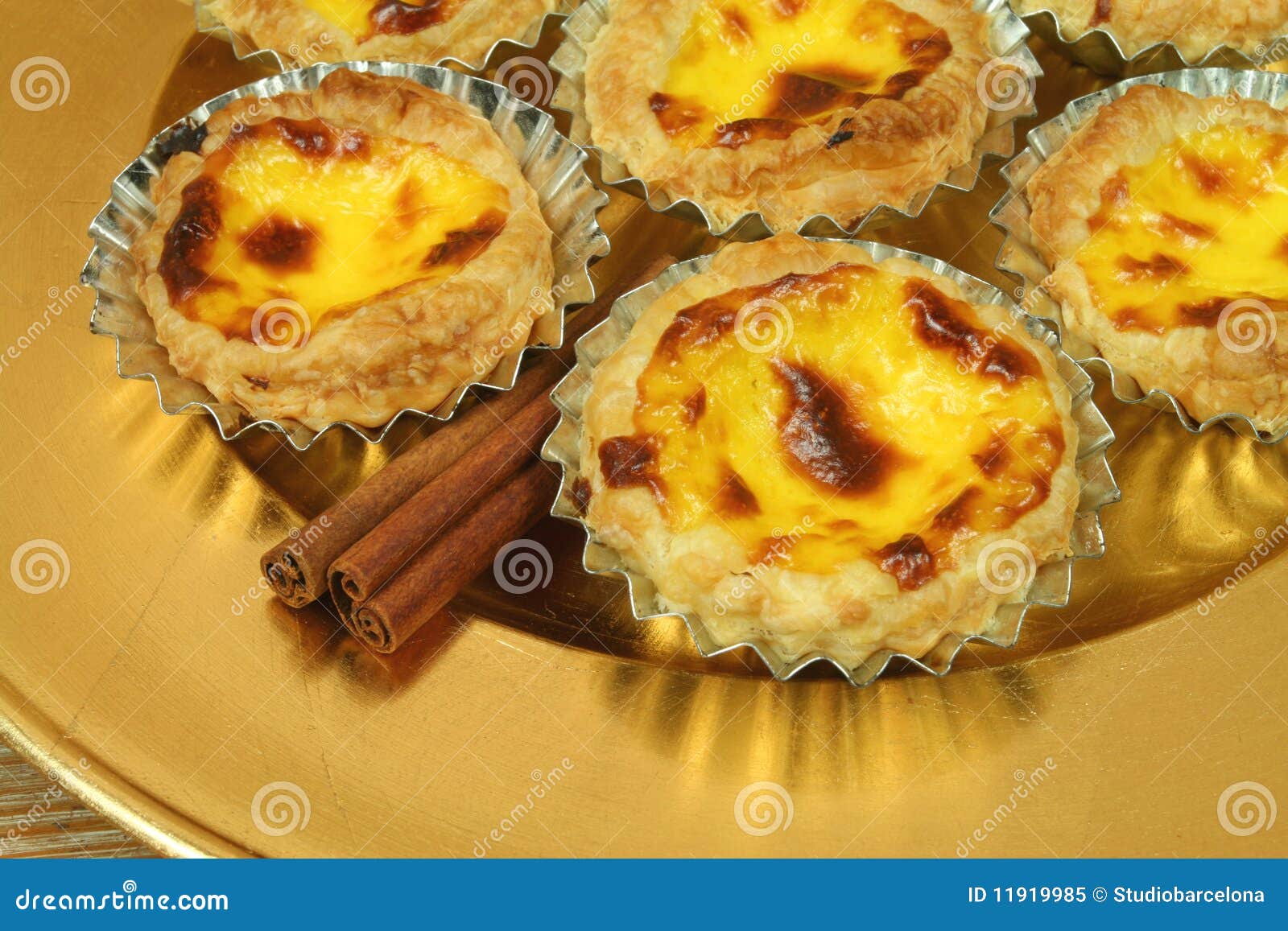 pasteis de nata - egg tarts on golden plate