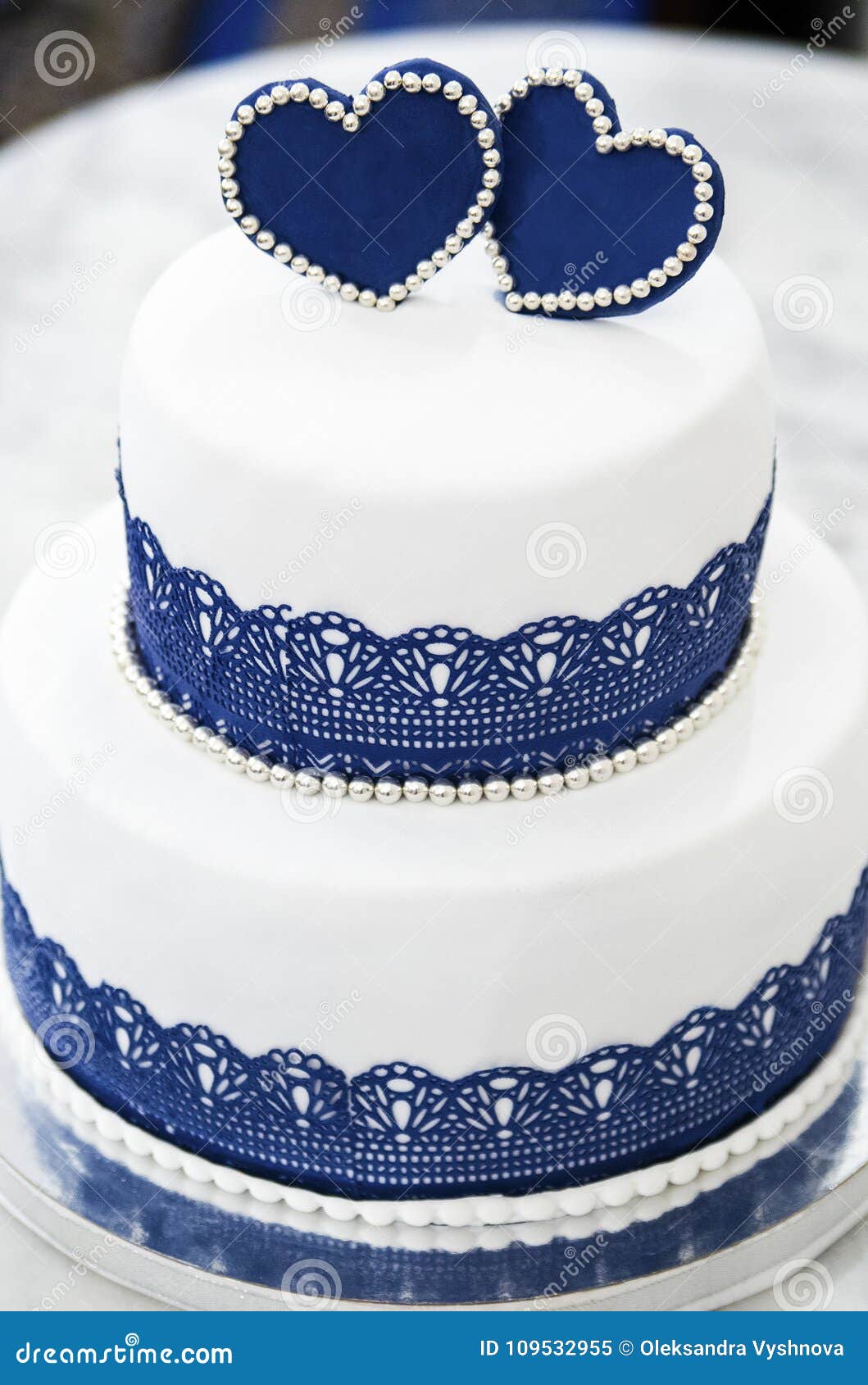 Pastel De Bodas Azul Blanco Con Los Corazones Imagen de archivo - Imagen de  partido, acontecimiento: 109532955, image size:1059x1690
