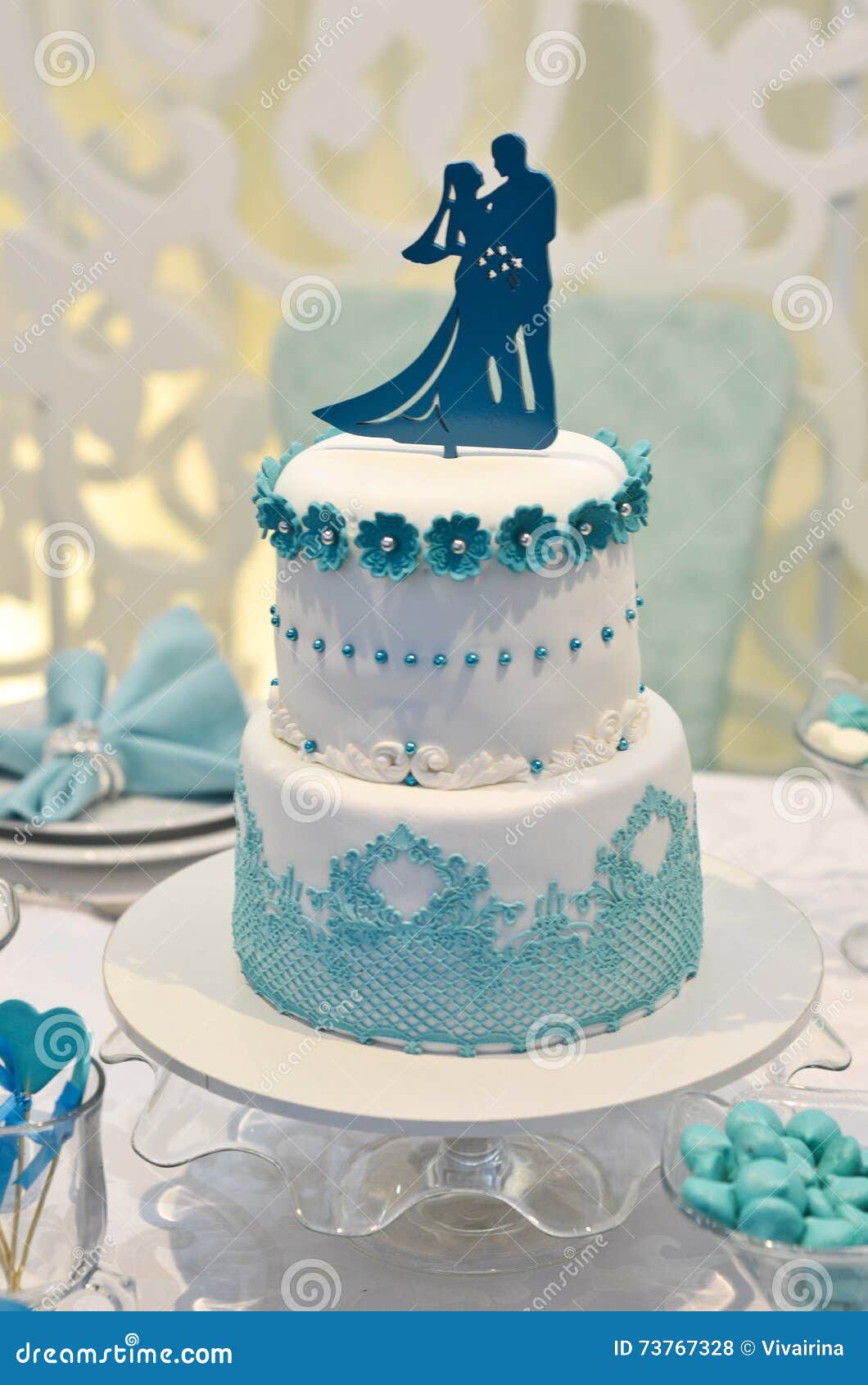 Pastel De Bodas Blanco Y Azul Foto de archivo - Imagen de detalle,  acontecimiento: 73767328, image size:1060x1690