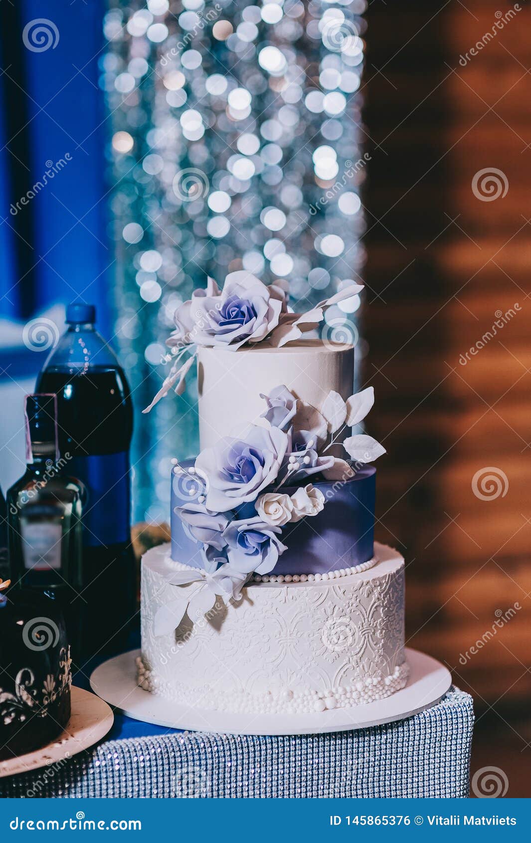 Pastel De Bodas Con Los Azules Turquesa Rojos Beige Amarillos De Las Flores  Foto de archivo - Imagen de revuelto, flor: 145865376