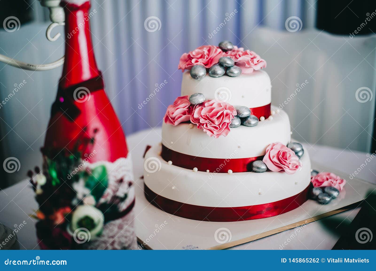 Pastel De Bodas Con Rojo Beige Amarillo De Las Flores Foto de archivo -  Imagen de pasteles, crema: 145865262