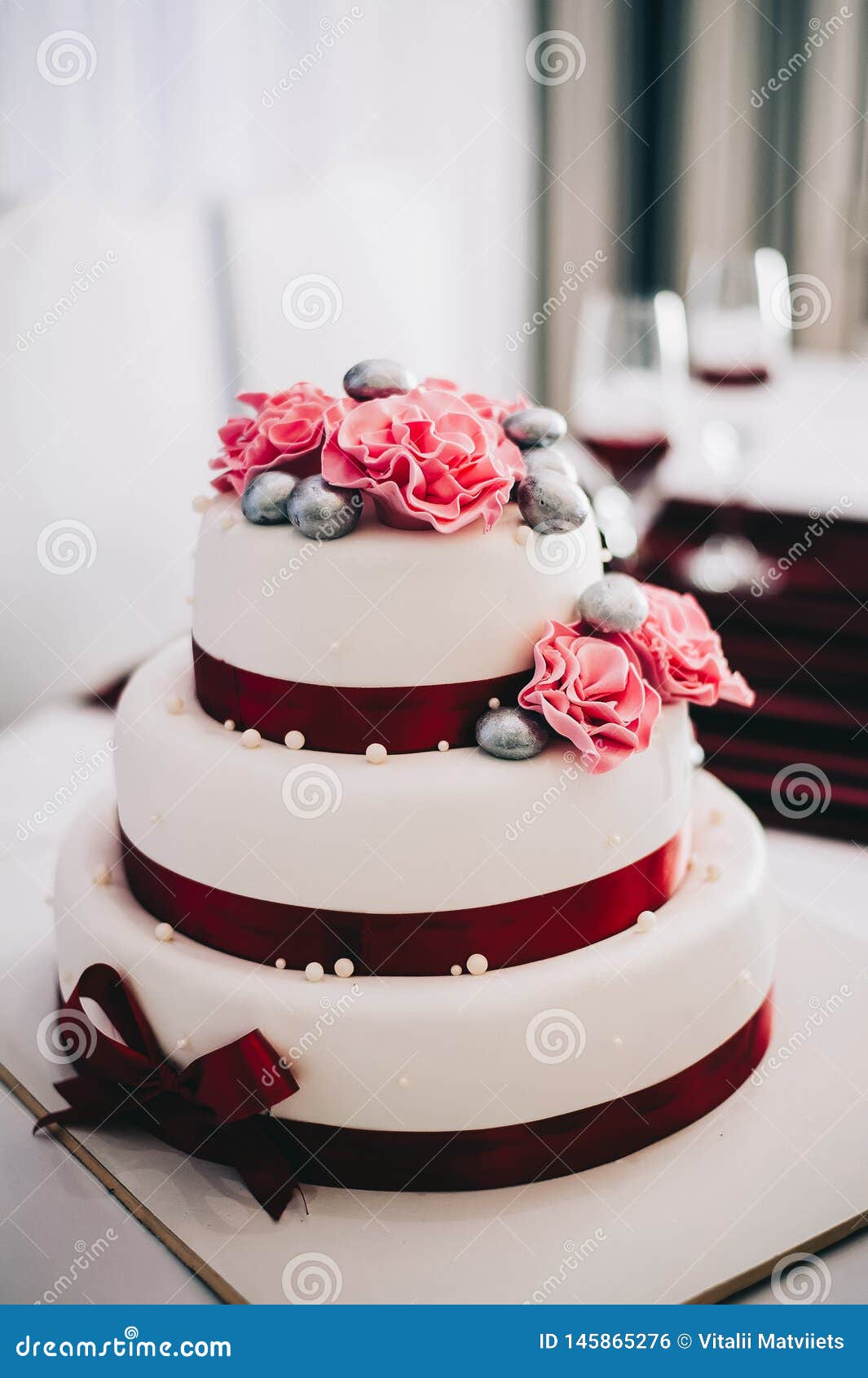 Pastel De Bodas Con Rojo Beige Amarillo De Las Flores Foto de archivo -  Imagen de adornado, partido: 145865276