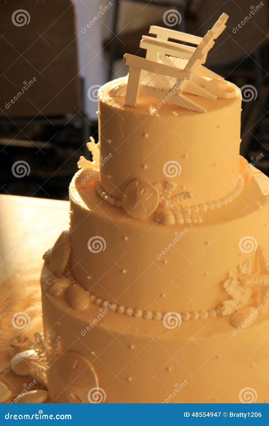 Pastel De Bodas Delicioso Con El Primero De La Silla De Adirondack Imagen  de archivo - Imagen de detalle, conchas: 48554947
