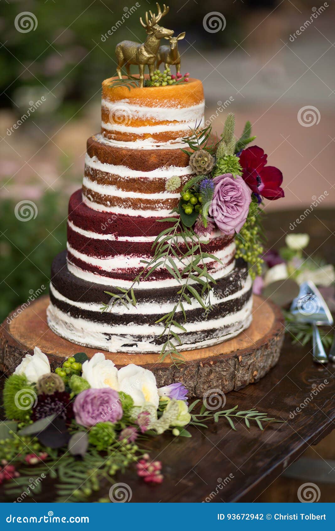 Pastel De Bodas Desnudo Del ` Del ` Rústico Foto de archivo - Imagen de  torta, carro: 93672942, image size:1067x1690