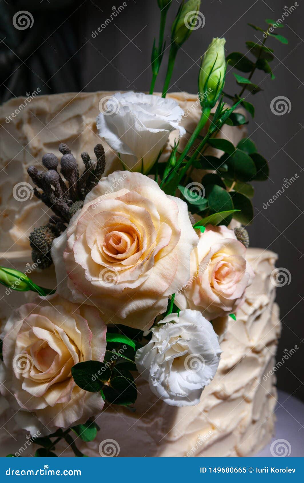 Pastel de bodas de dos pisos beige Adornado con las rosas hechas a mano del chocolate y las flores artificiales Fotos en el interior Luz dura Primer 55