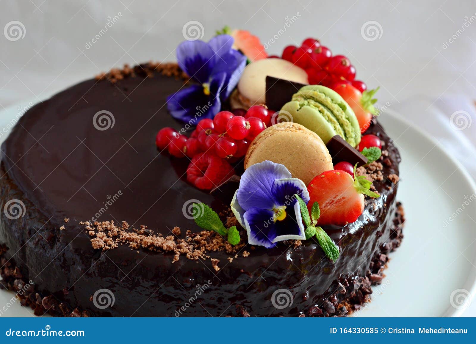 Pastel De Chocolate Decorado Con Fruta Imagen de archivo - Imagen de  postre, fresas: 164330585