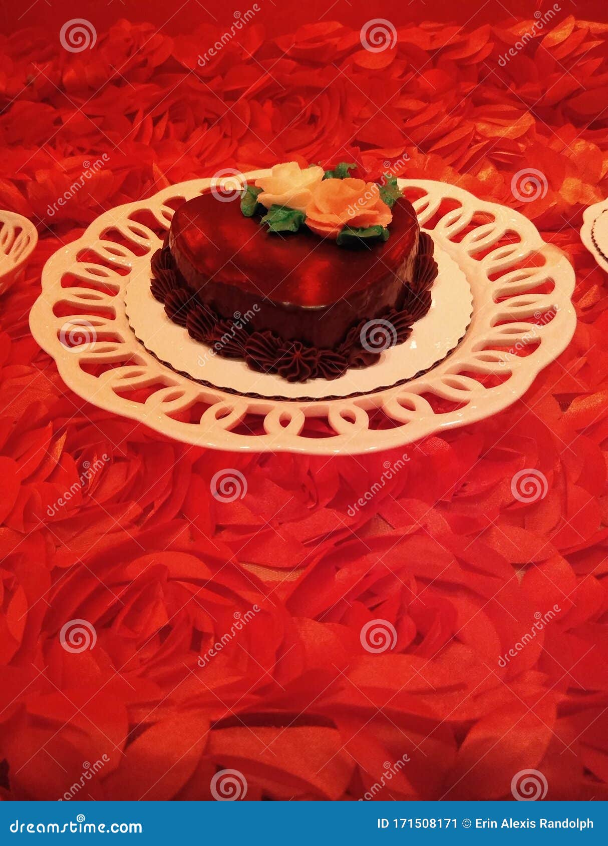 Pastel De Corazón De Chocolate, Rosas Rojas, Pétalos De Rosa, Romántico  Postre Del Día De San Valentín Imagen de archivo - Imagen de icing,  hermoso: 171508171