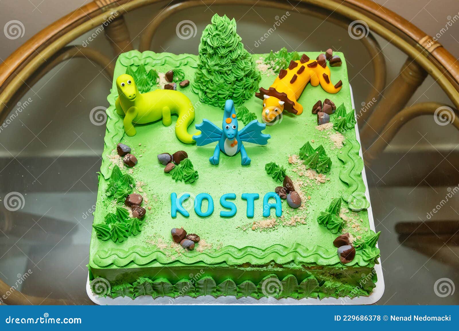 Pastel De Cumpleaños De Dinosaurio. Pastel De Vacaciones Para Niños Decorado  Con Dinosaurios En La Jungla Del Período Jurásico. Foto de archivo - Imagen  de icing, chocolate: 229686378