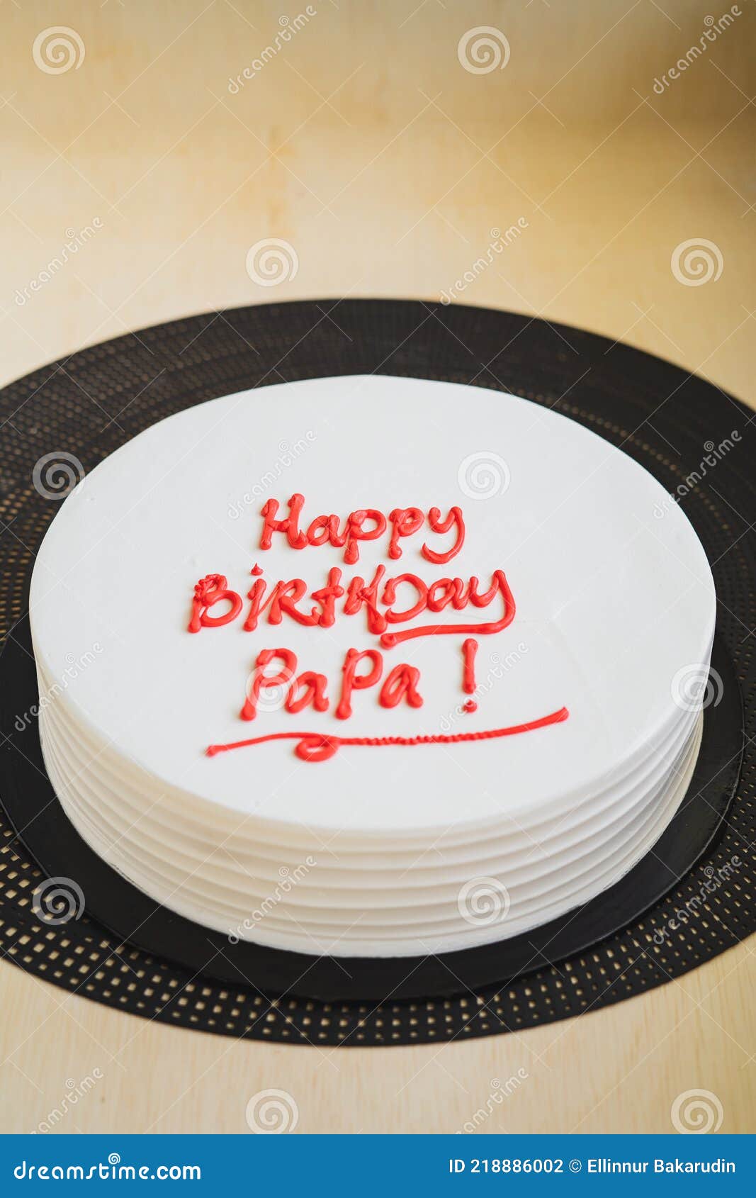 Pastel De Cumpleaños Para Papá Escrito Feliz Cumpleaños Papá En La Mesa.  Momento Paternidad Día Especial Foto de archivo - Imagen de postre,  colorido: 218886002