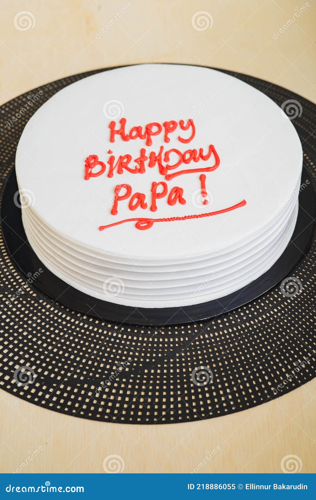Pastel De Cumpleaños Para Papá Escrito Feliz Cumpleaños Papá En La Mesa.  Momento Paternidad Día Especial Imagen de archivo - Imagen de icing,  retrasado: 218886055