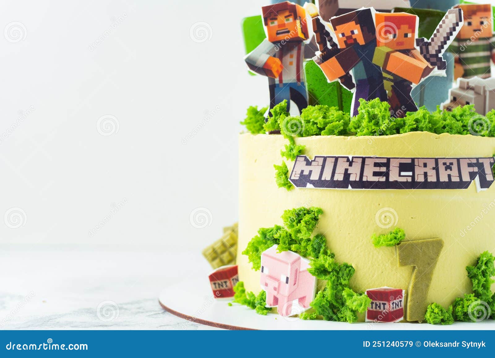 Pastel De Cumpleaños Para Un Fanático Del Juego De Minecraft Sobre Fondo  Blanco Imagen de archivo editorial - Imagen de torta, dieta: 251240579