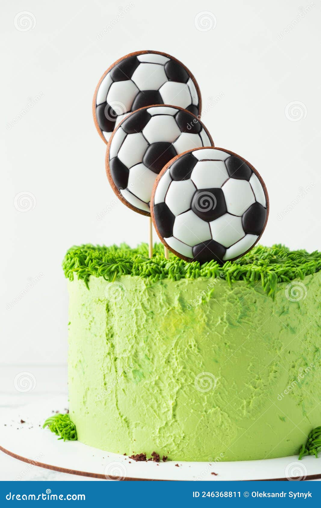 Pastel De Cumpleaños Para Un Hincha De Fútbol Con Queso Crema Verde Helado  Y Bolas De Fútbol Galletas De Jengibre Encima Imagen de archivo - Imagen de  europeo, decorativo: 246368811