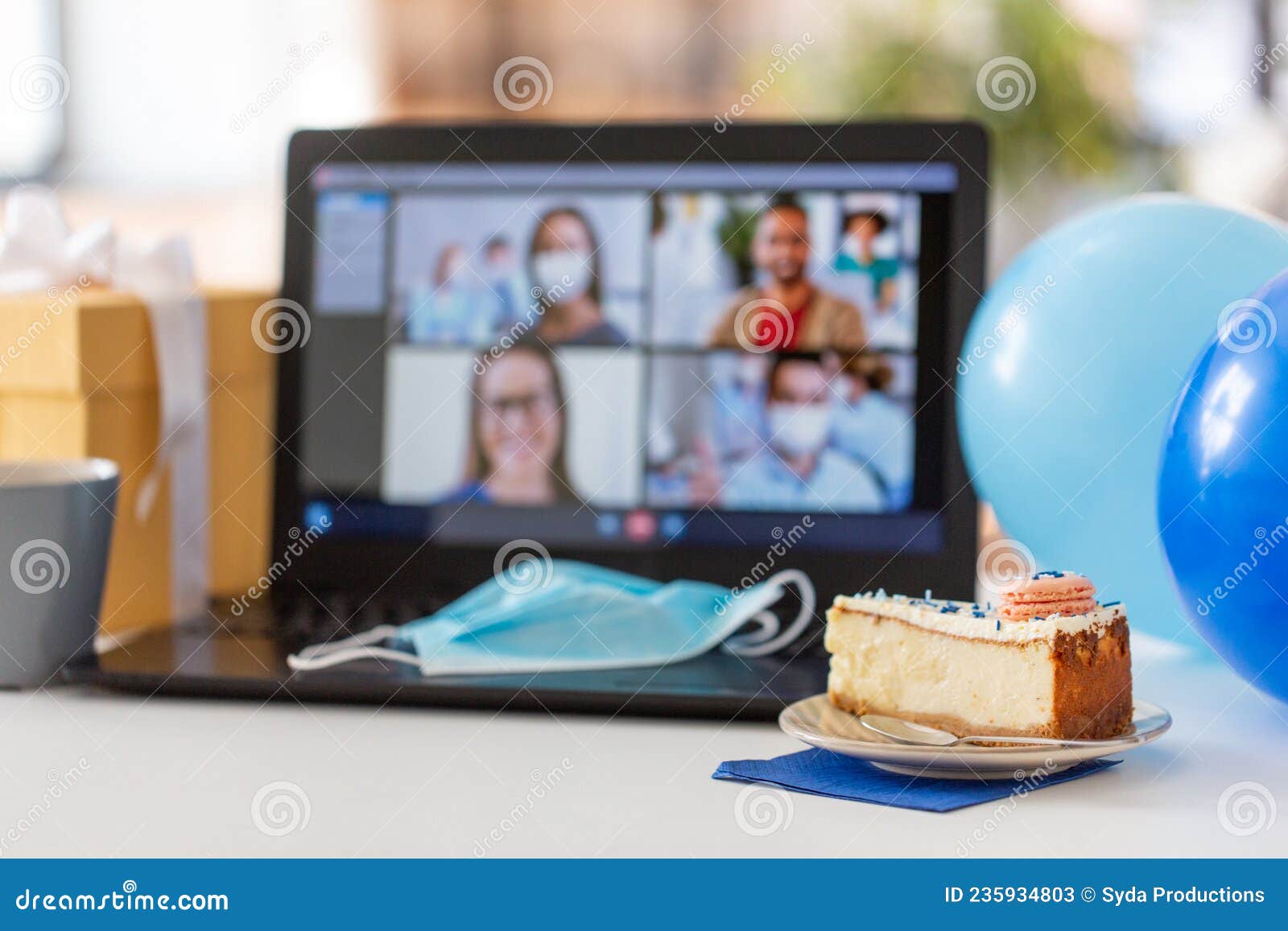 Pastel De Cumpleaños Y Laptop Con Videollamada En Pantalla Imagen de  archivo - Imagen de globo, torta: 235934803