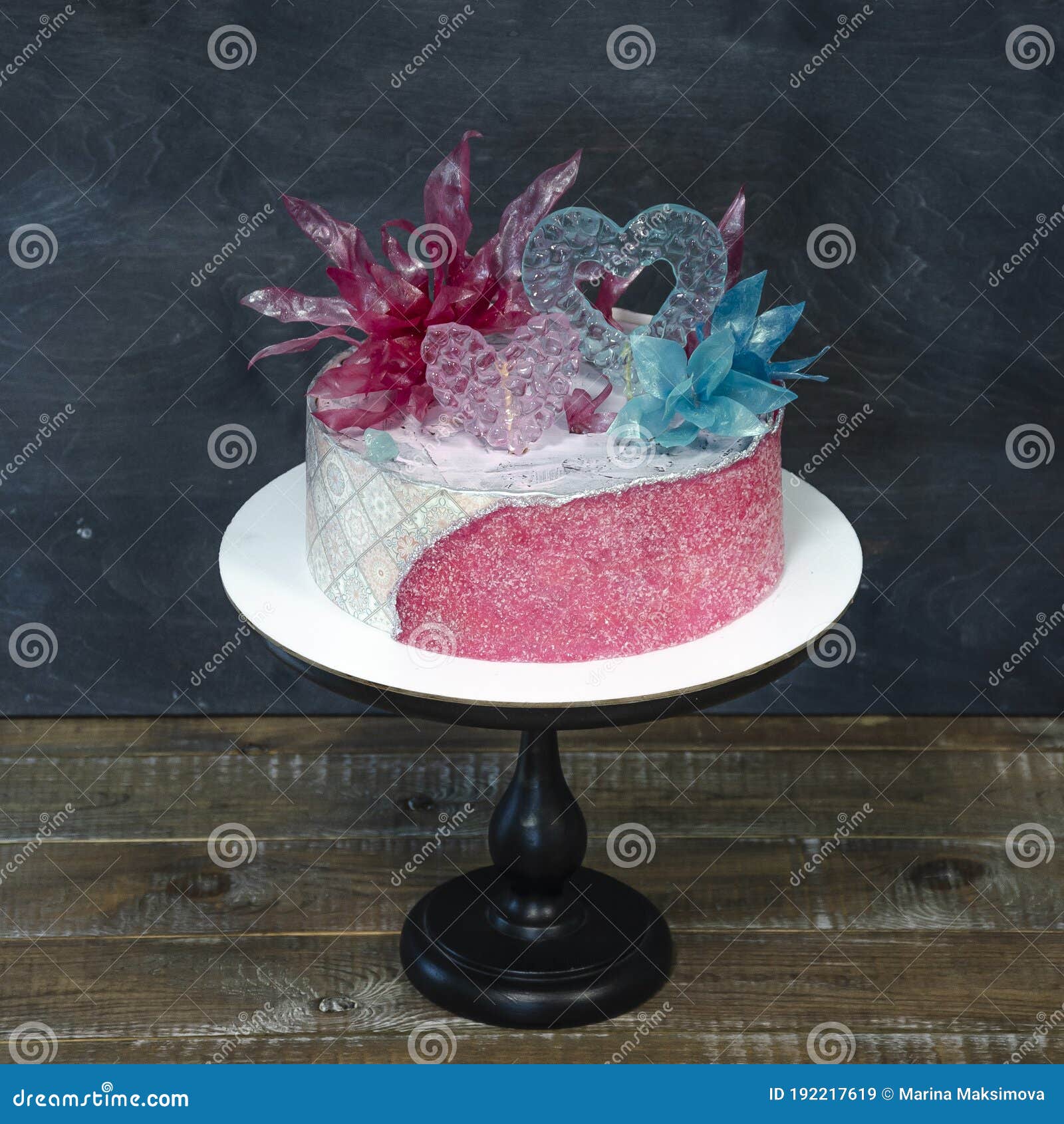 Pastel De Hojas De Azúcar Azul Rosa Con Caramelo Y Decoración De Papel De  Arroz Imagen de archivo - Imagen de ceremonia, dorado: 192217619