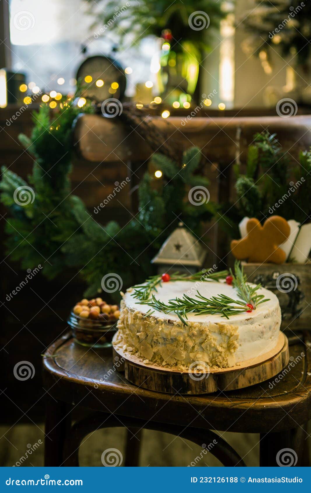 Pastel De Navidad Con Crema Blanca En La Silla Foto de archivo - Imagen de  torta, decorativo: 232126188