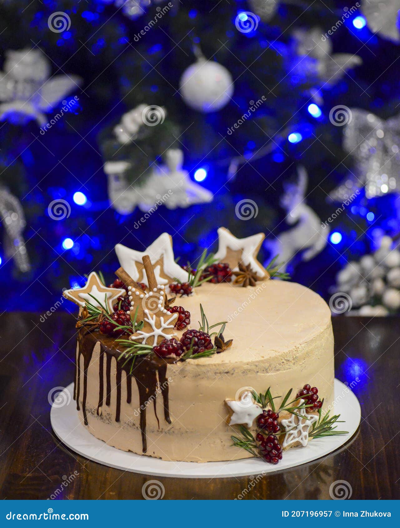 Pastel De Navidad Con Decoraciones Navideñas De Invierno árbol De Navidad  Al Fondo Imagen de archivo - Imagen de rojo, alimento: 207196957