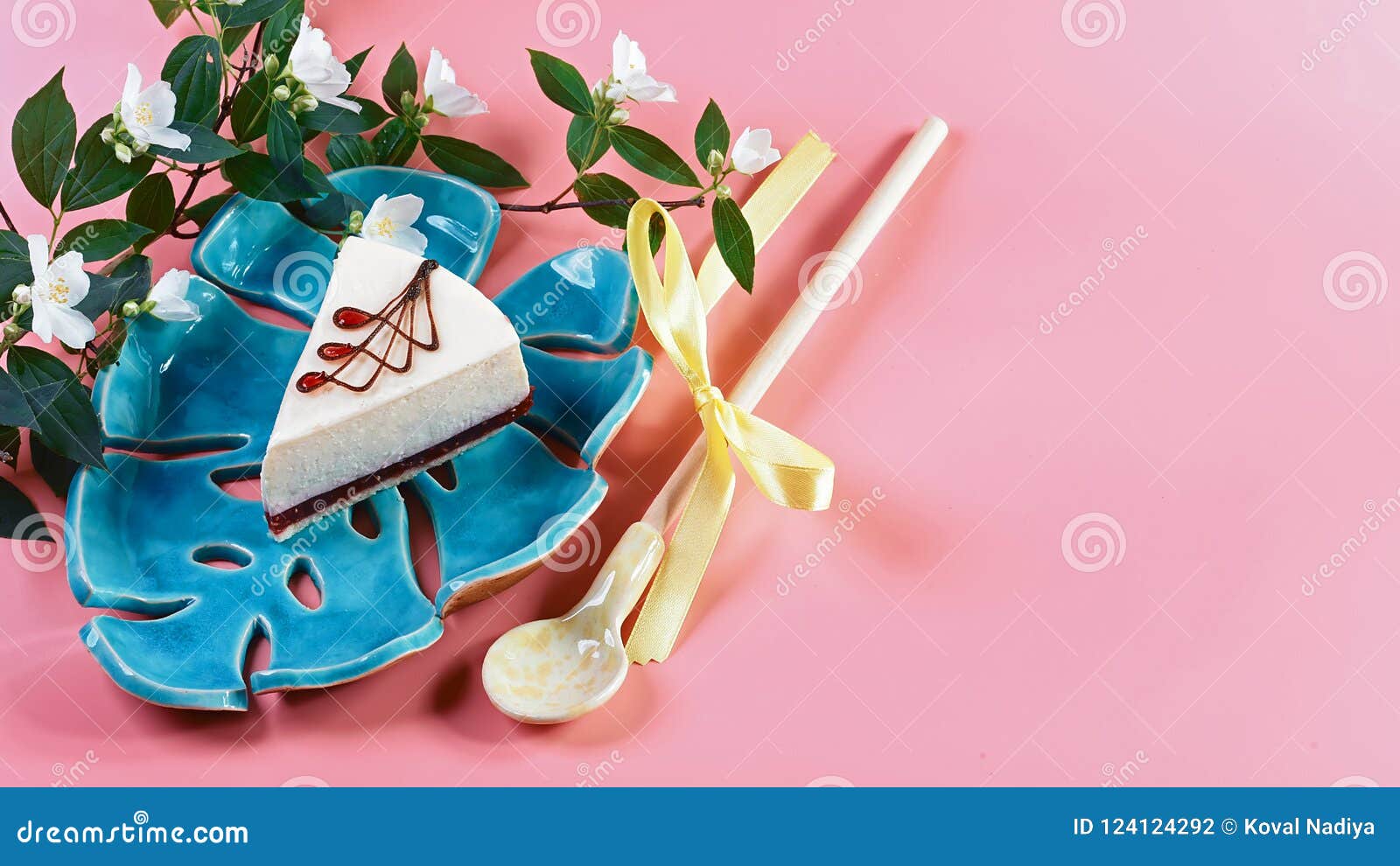 Pastel De Queso Dulce Con Una Puntilla Del Jazmín En Un Fondo Rosado,  Espacio De La Copia, Endecha Plana Foto de archivo - Imagen de cocina,  eclair: 124124292