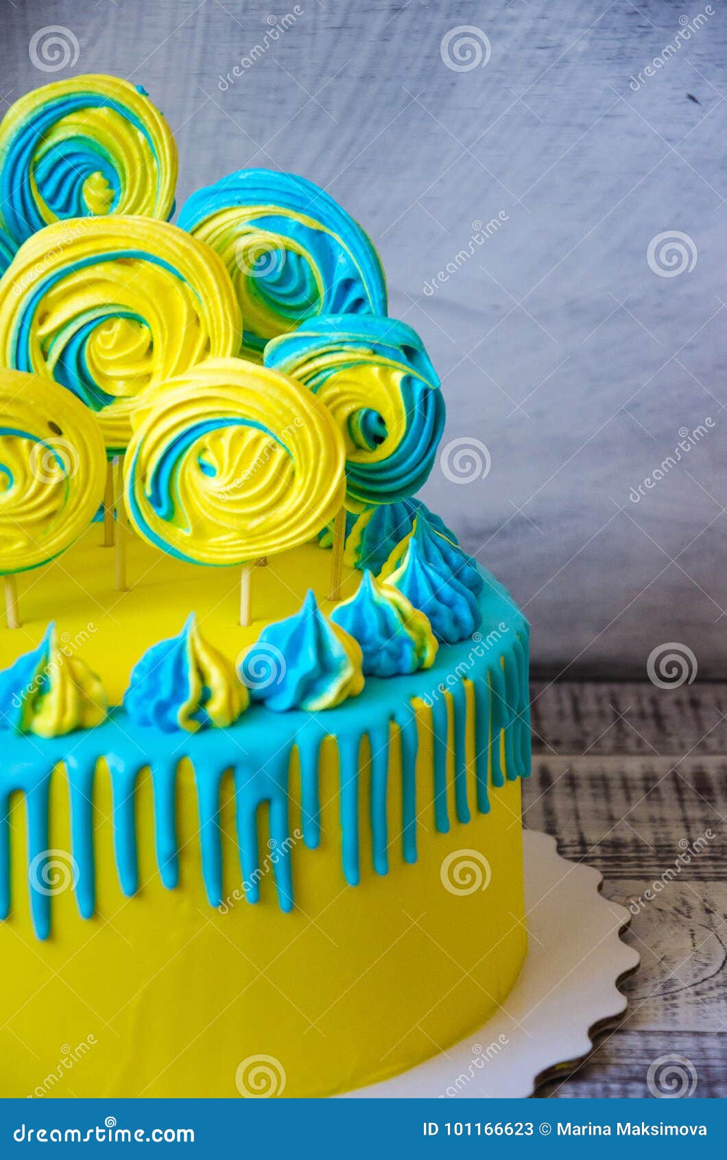 Pastel De Queso Poner Crema Amarillo Y Azul Con Los Merengues Imagen de  archivo - Imagen de fruta, aniversario: 101166623