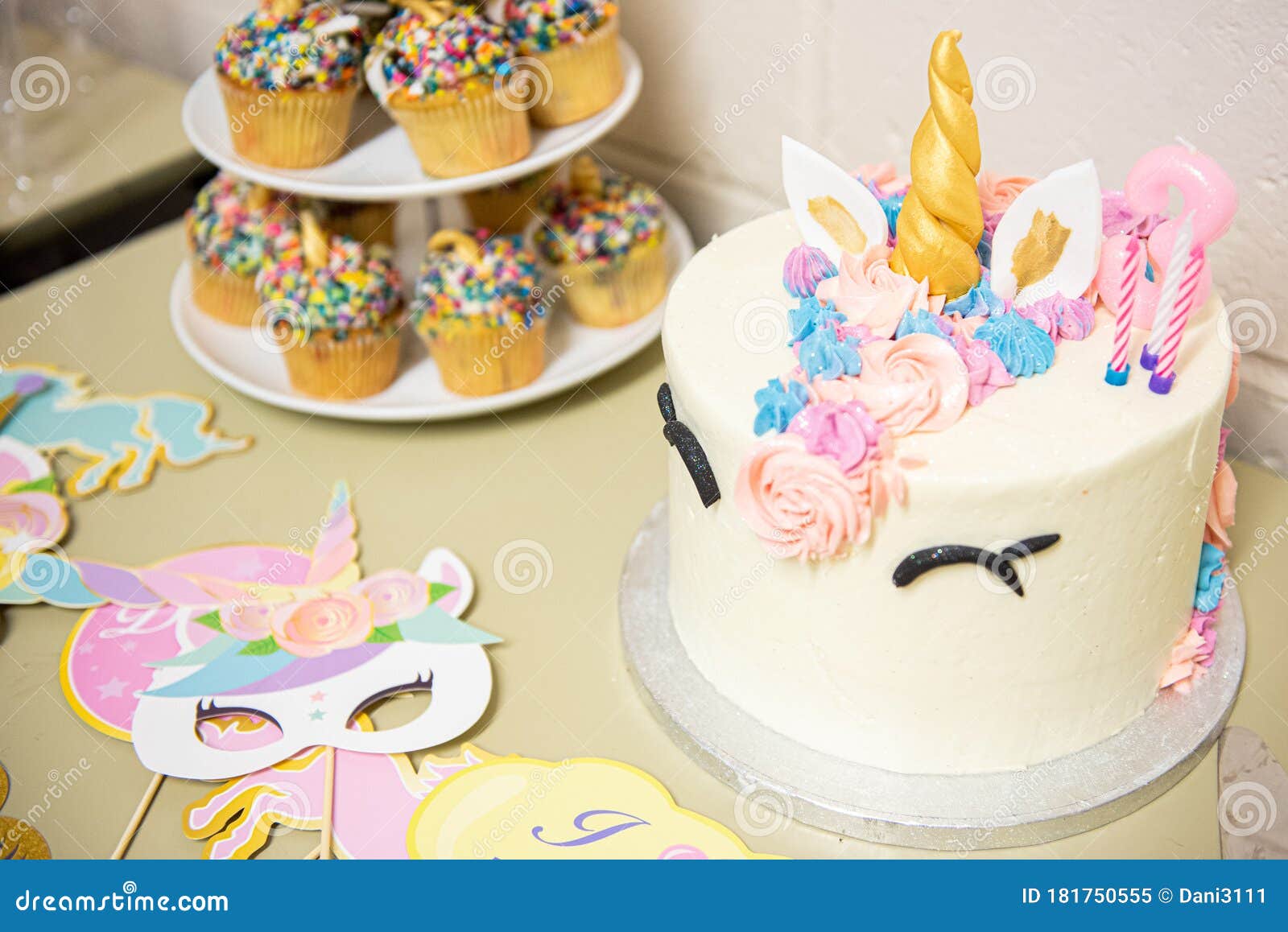 Pastel De Unicornio Para La Fiesta De Cumpleaños Imagen de archivo - Imagen  de helado, dulces: 181750555
