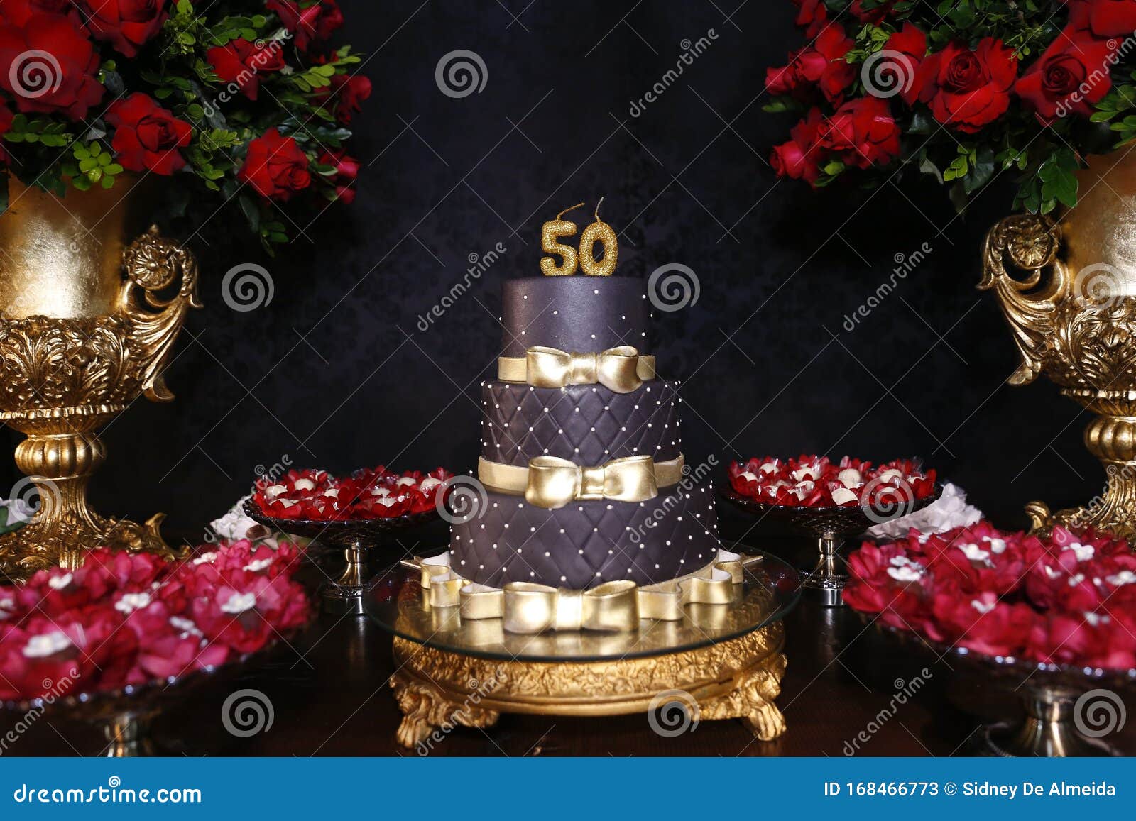 Pastel Negro De Cumpleaños Número 50 Imagen de archivo - Imagen de dorado,  postre: 168466773