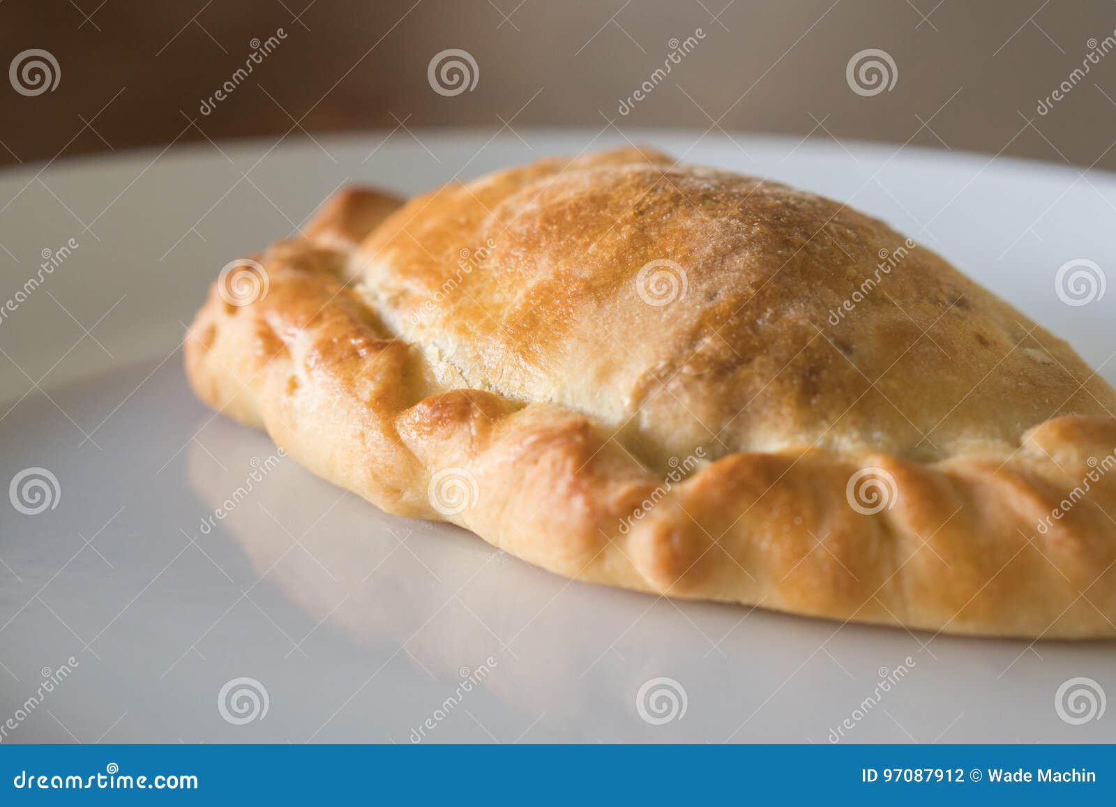 Pastel Quente Dourado Em Uma Placa Branca Foto de Stock Imagem de