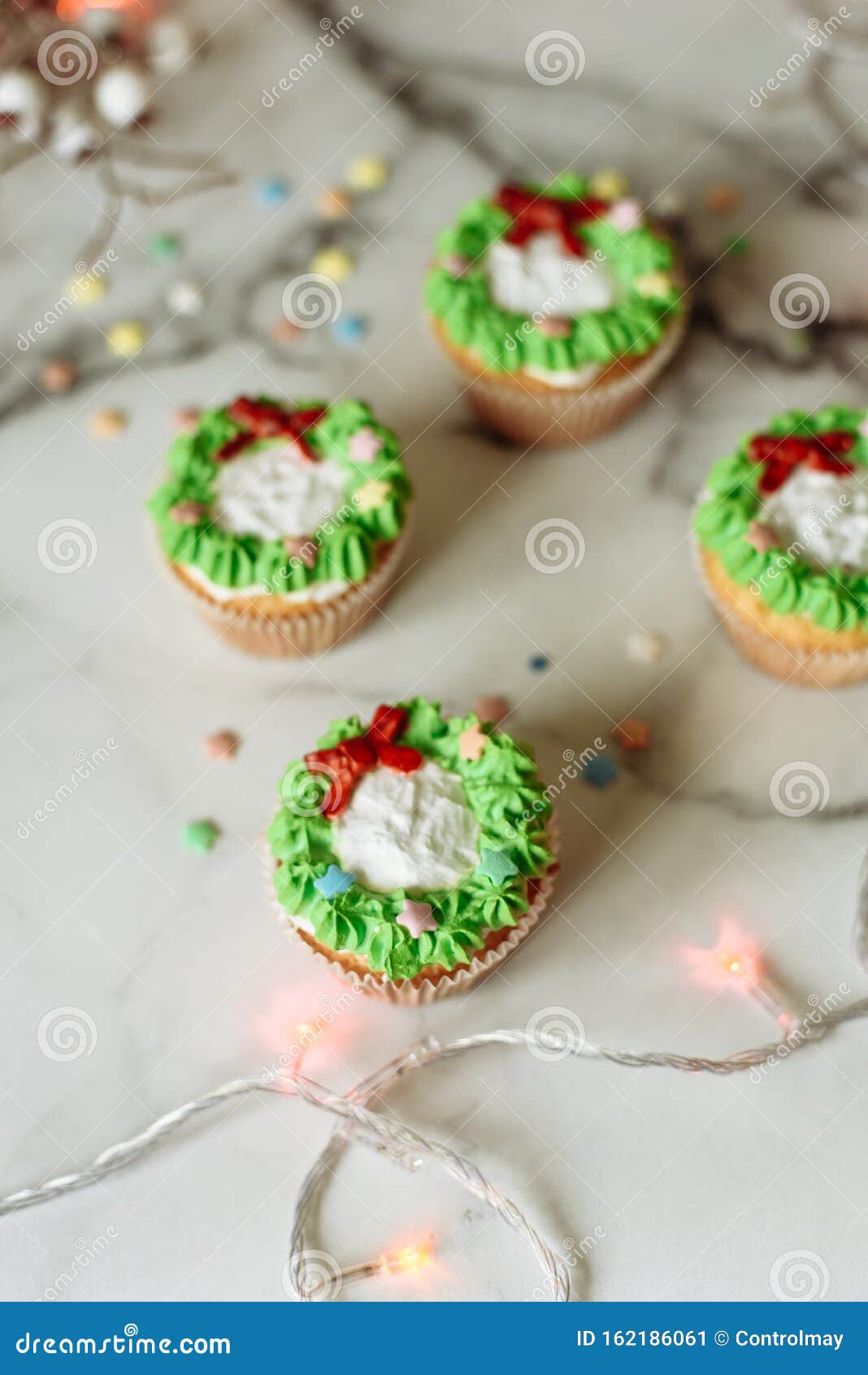 Pasteles Navideños Con Flores Verdes De Crema De Navidad Sobre Fondo De Mármol Con Guirnaldas Pasteles De Navidad Decorados Imagen de archivo - Imagen de creativo, delicioso: 162186061 Pasteles Navideños Con Flores Verdes De Crema De Navidad Sobre Fondo De Mármol Con Guirnaldas Pasteles De Navidad Decorados Imagen de archivo - Imagen de creativo, delicioso: 162186061