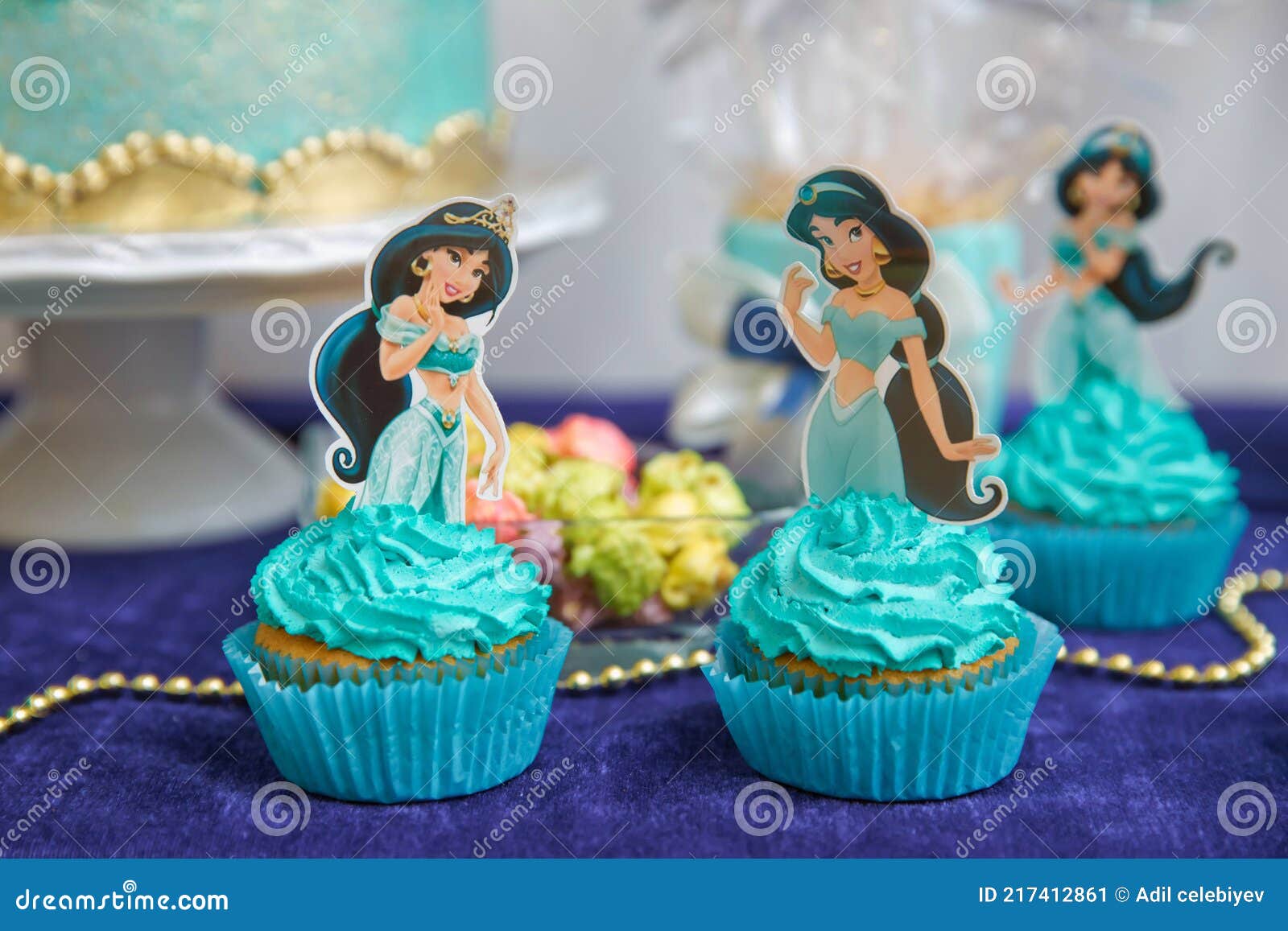 Pastelito Azul Sabroso Fresco . Jasmine Modelo Papel Foto . Pastel Para  Fiesta Temática Aladino . Foto editorial - Imagen de bocado, caramelo:  217412861