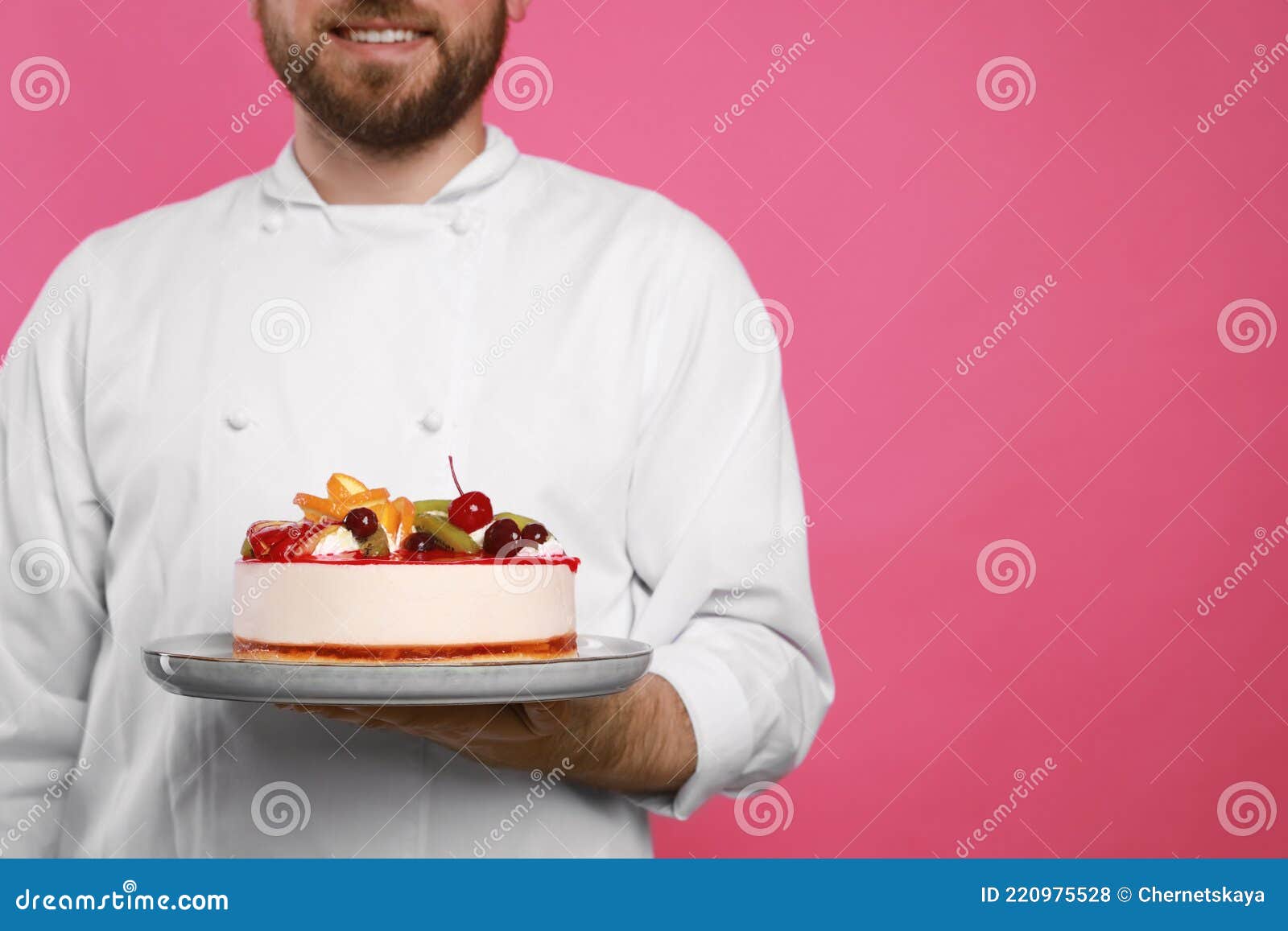 Pasticceria Professionale Acuta in Uniforme Che Tiene Una Deliziosa Torta  Sulla Chiusura Di Fondo Rosa. Spazio Per Il Testo Fotografia Stock -  Immagine di culinario, sfondo: 220975528