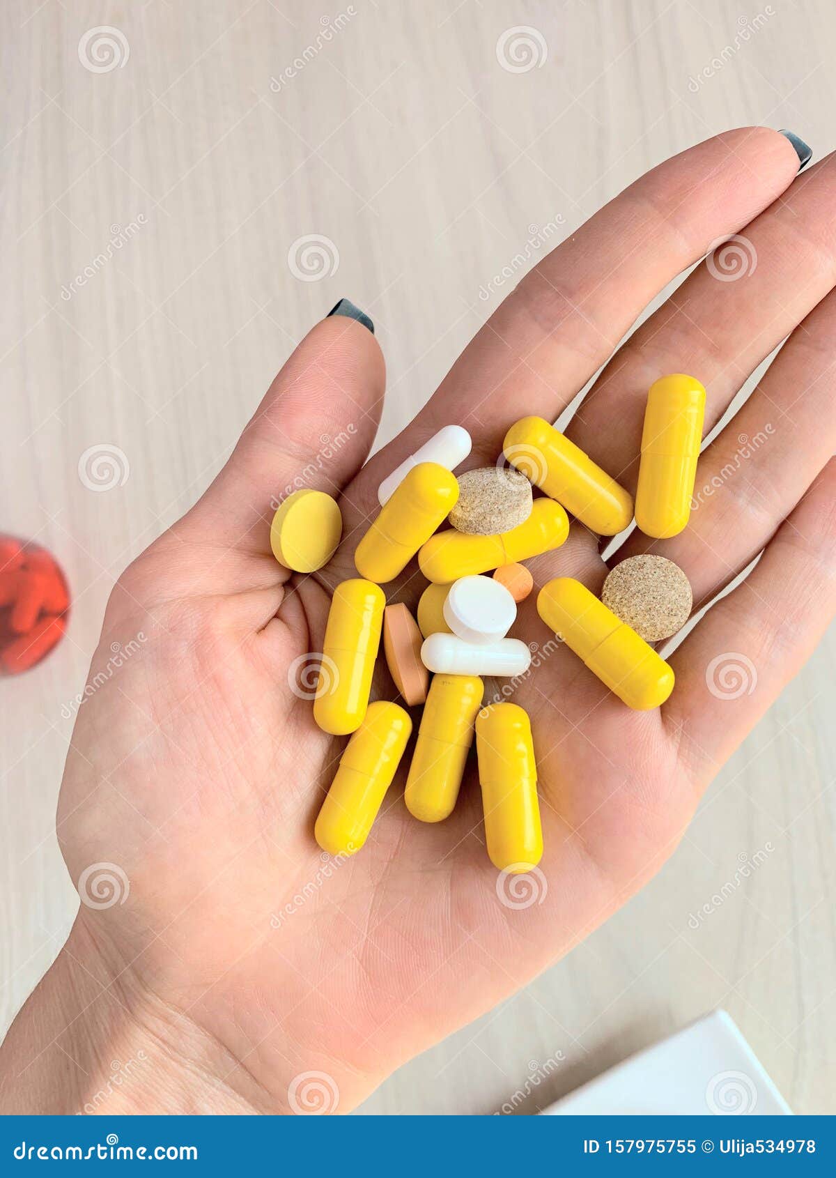 Pastillas En Una Mano Hembra Imagen de archivo - Imagen de analgésico