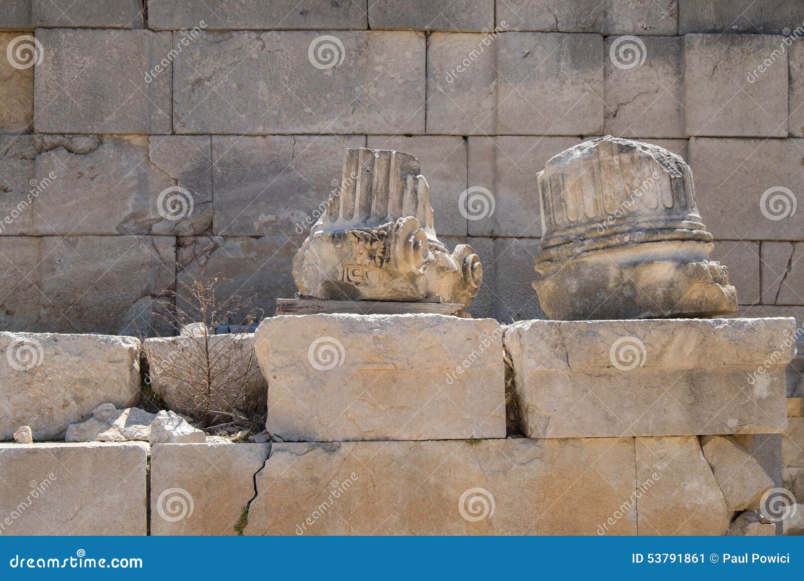 Patara Archaelogical plats. Rest av kolonner på Patara den archaelogical platsen