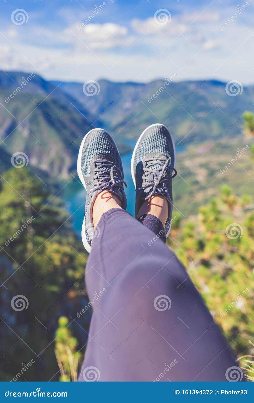 Patas De Mujer Excursionista Con Zapatos Deportivos Contra Hermosos Valle Y Colinas En El Fondo. Conceptos De Estilo De Vida Y Na Foto de archivo Imagen escalada,