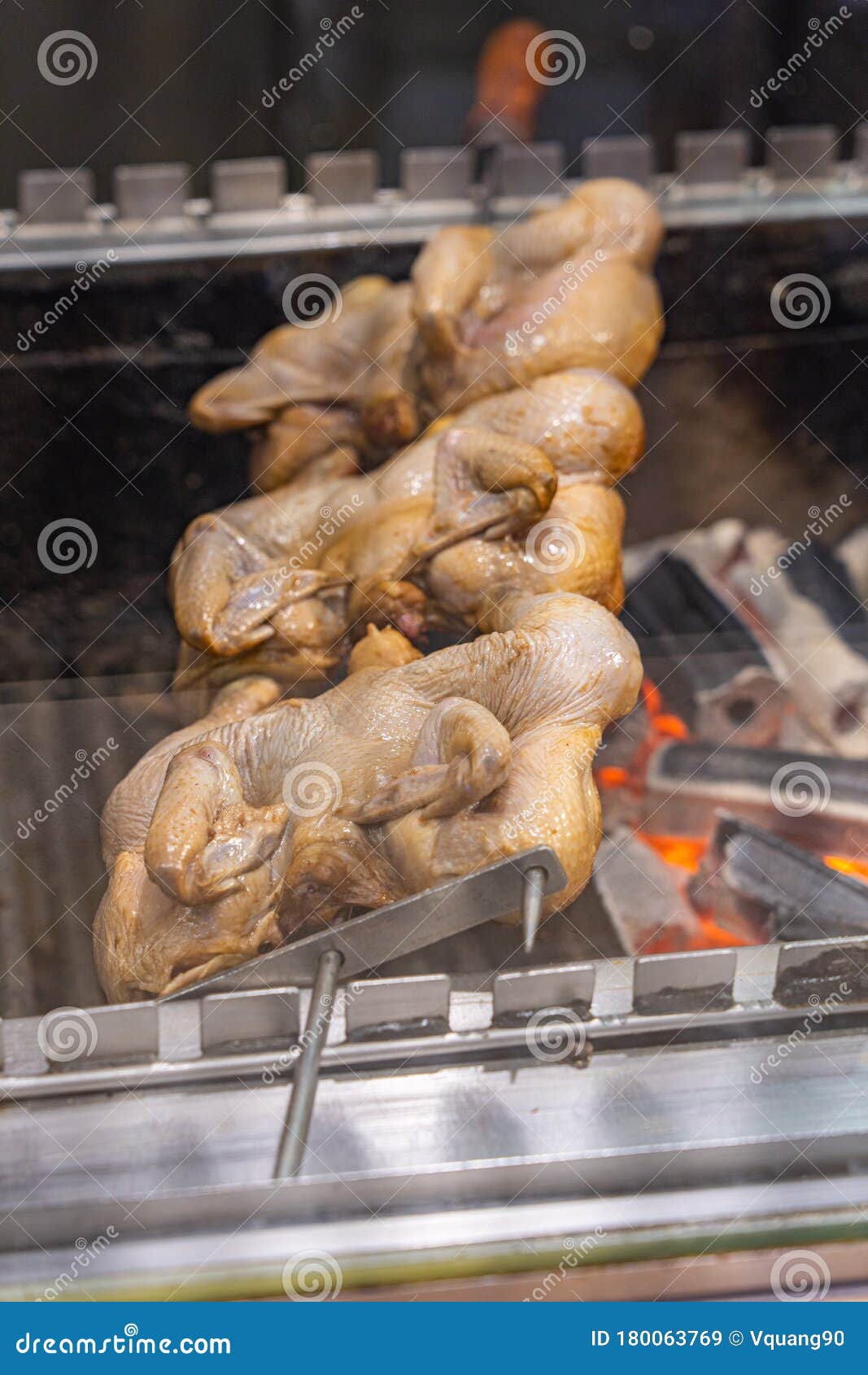 Patas De Pollo Asadas En Estufa De Carbón Vegetal En Cocina Comercial  Imagen de archivo - Imagen de mercado, hambriento: 180063769