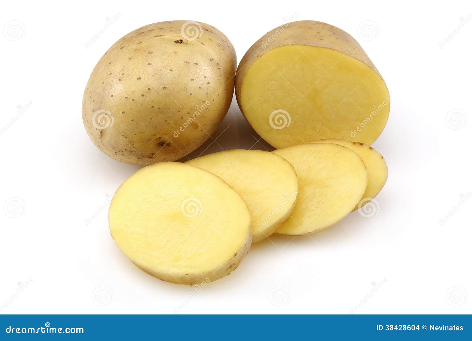 Patata cruda e patata affettata. Fette della patata e della patata cruda con isolato su bianco