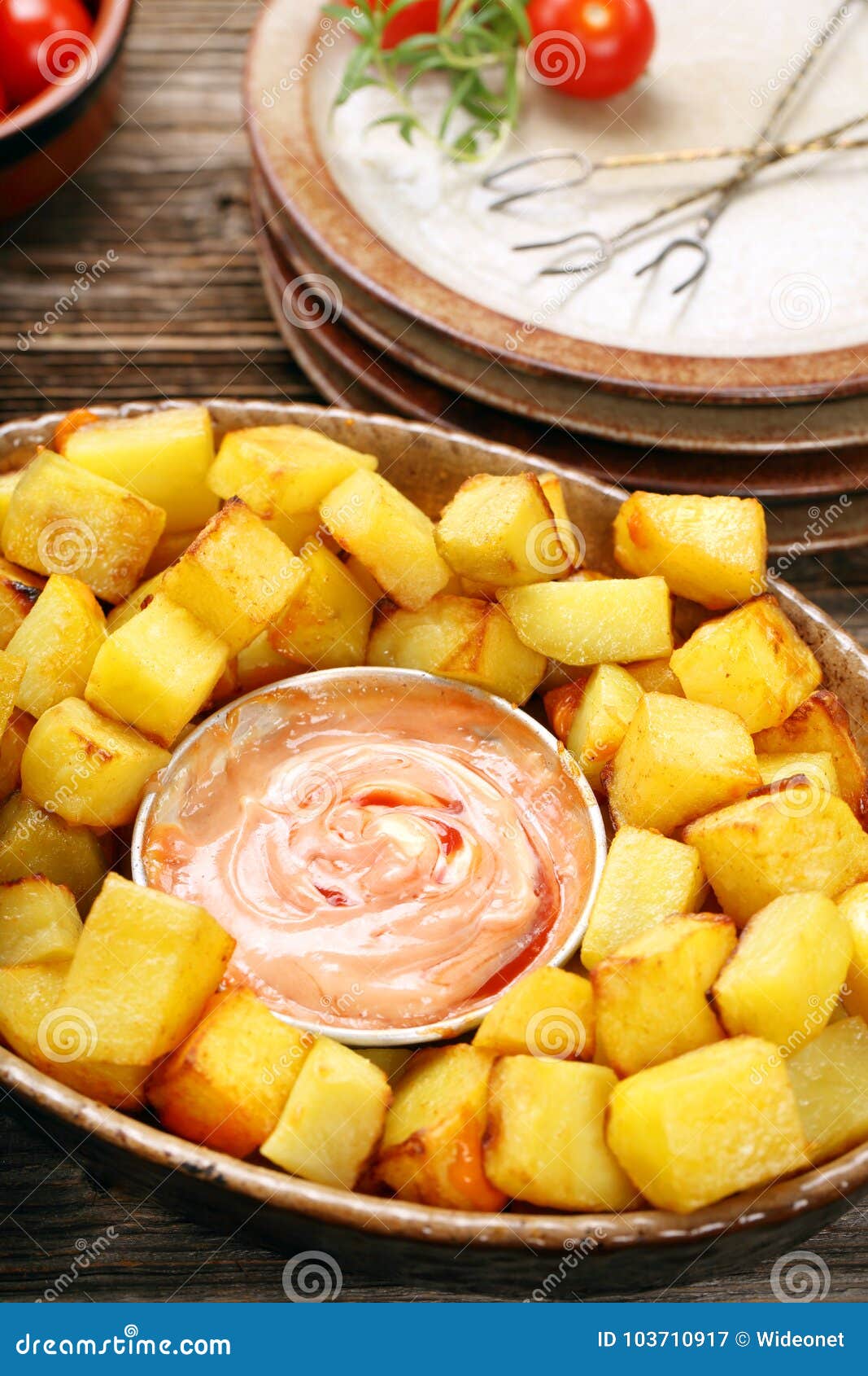 Patatas-bravas Traditionelle Spanische Kartoffel-Snack Tapas Stockbild ...