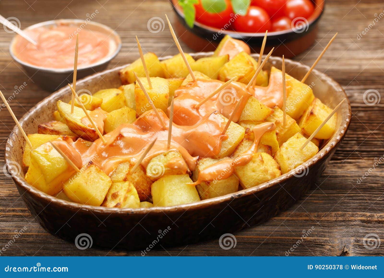 Patatas-bravas Traditionelle Spanische Kartoffel-Snack Tapas Stockfoto ...