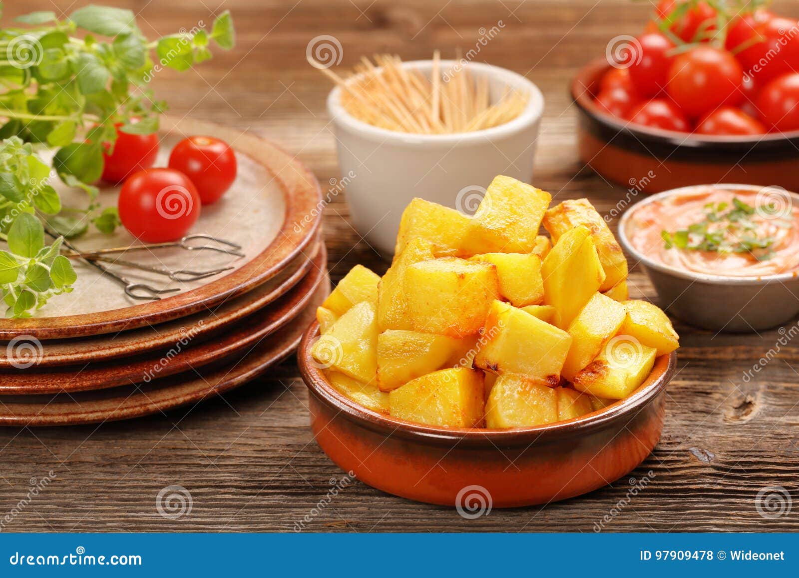 Patatas-bravas Traditionelle Spanische Kartoffel-Snack Tapas Stockfoto ...