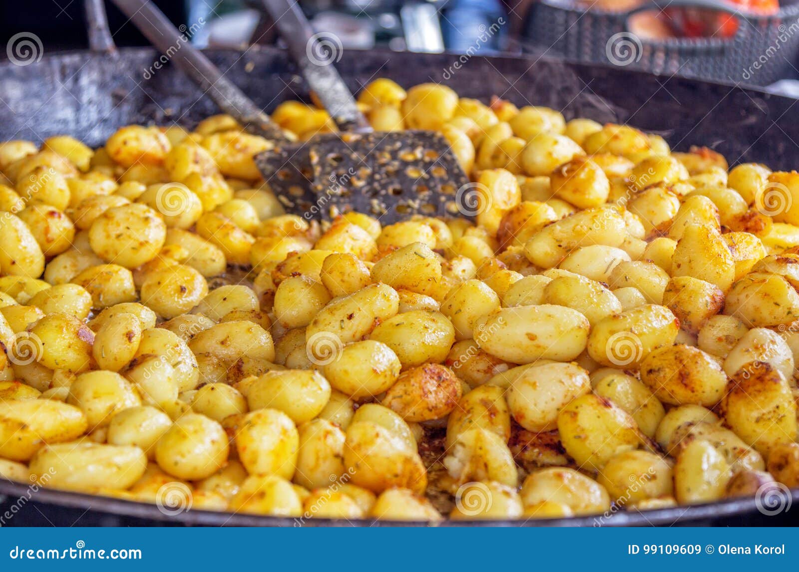 Patatas Enteras Hervidas Y Fritas Imagen de archivo Imagen de